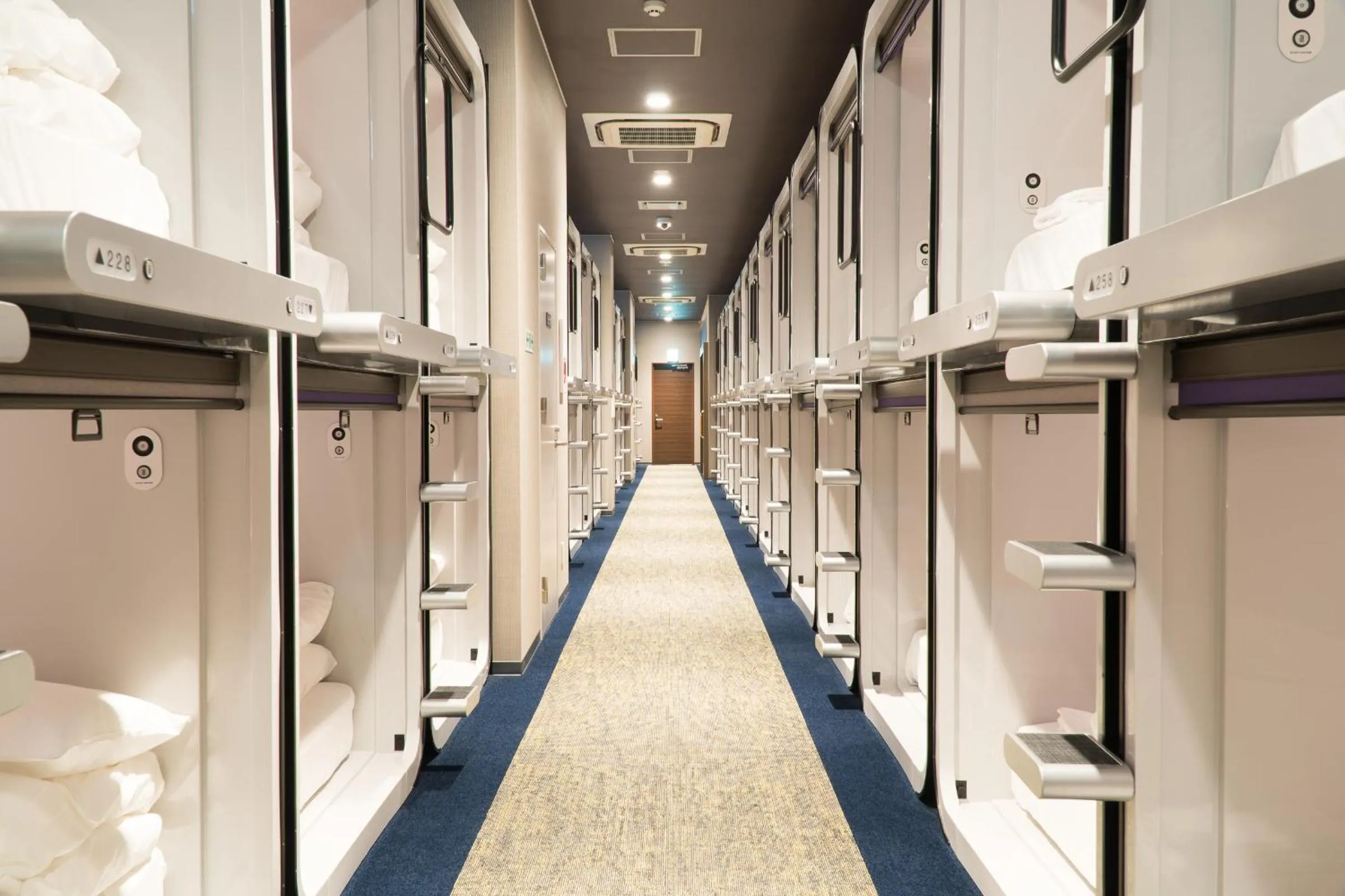 bunk bed in Mt.Fuji Cabin & Lounge Highland Station Inn (Capsule Hotel)