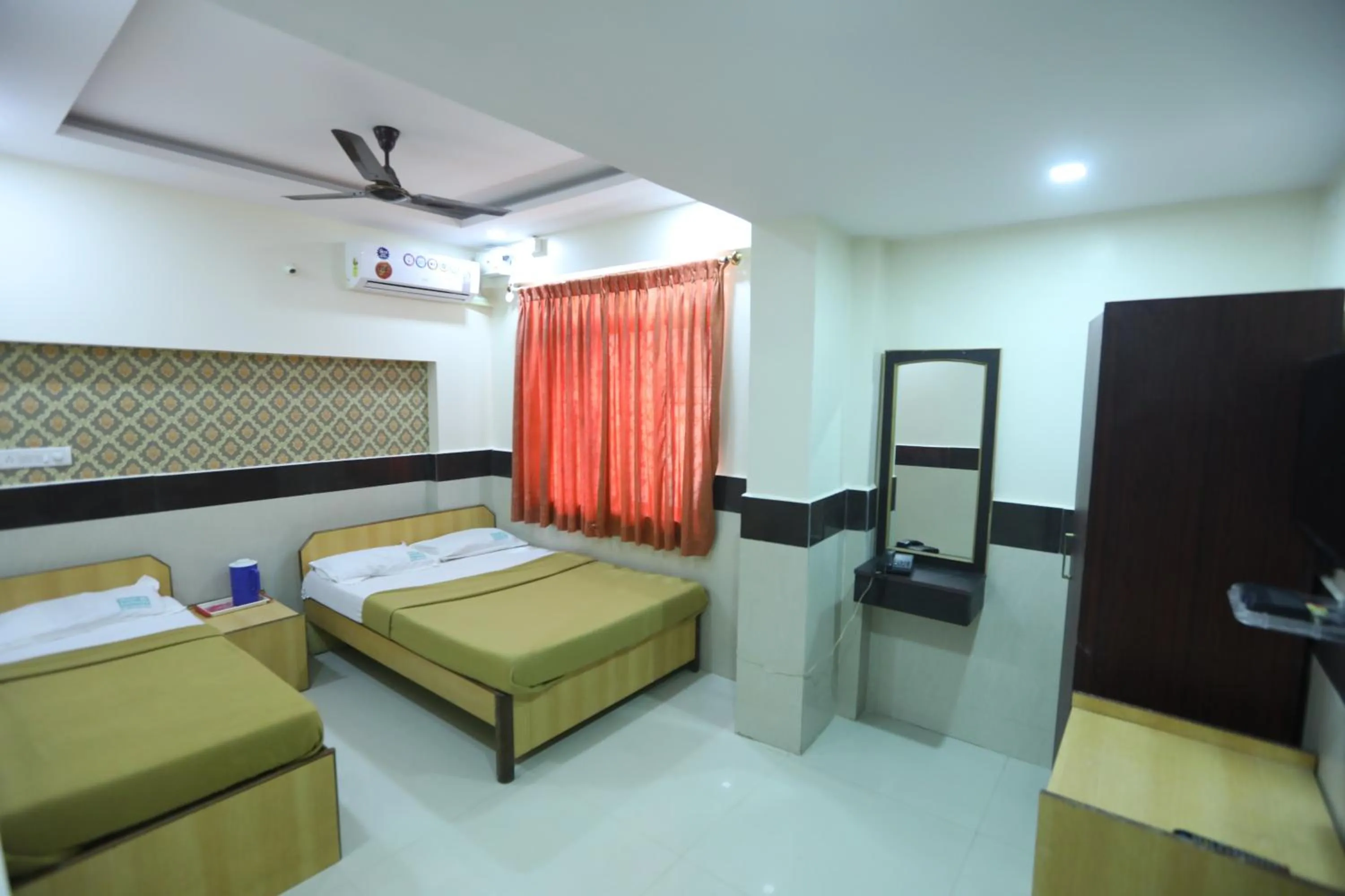 Photo of the whole room, Bed in Hotel Embassy