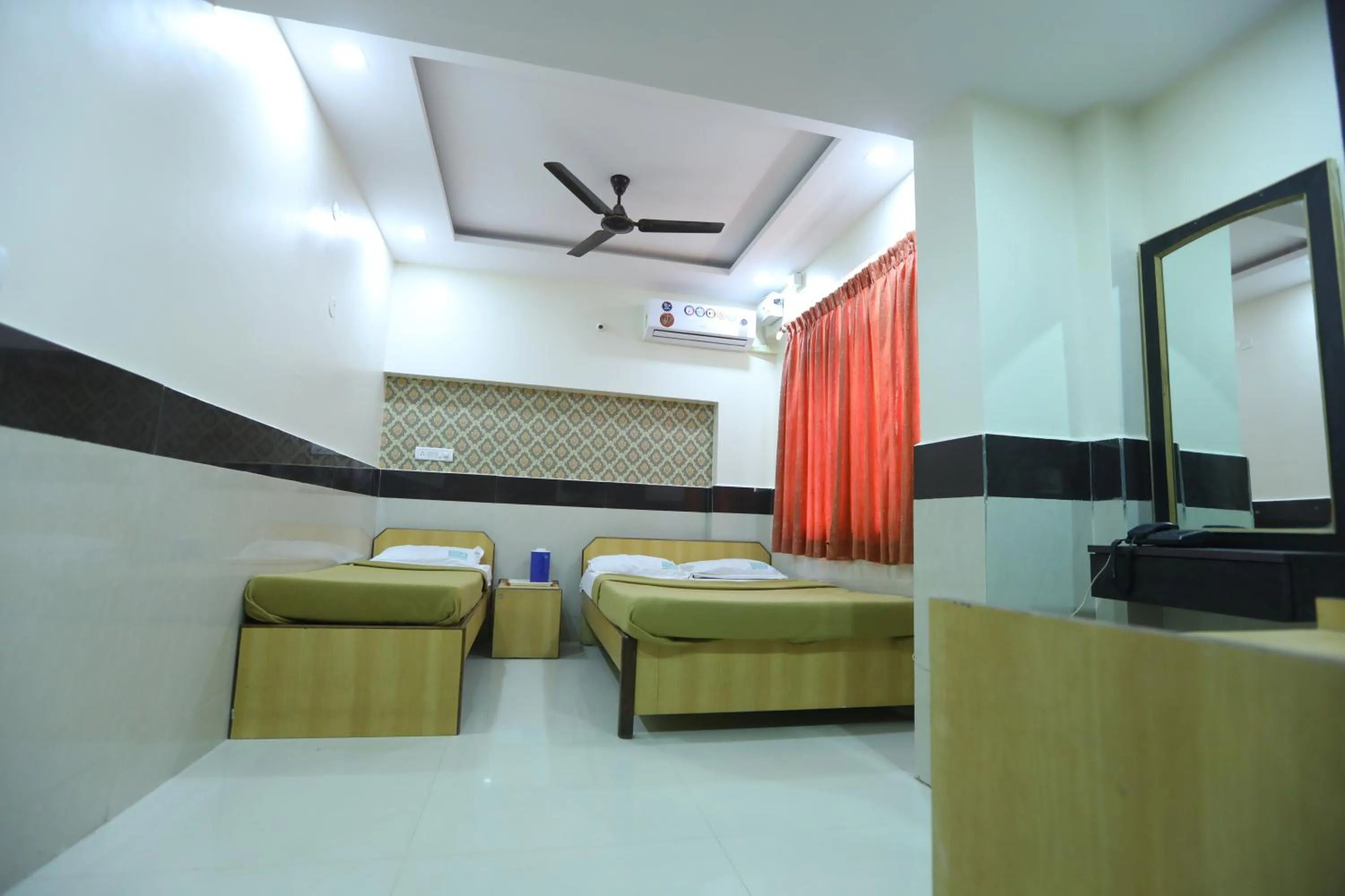 Photo of the whole room, Bed in Hotel Embassy