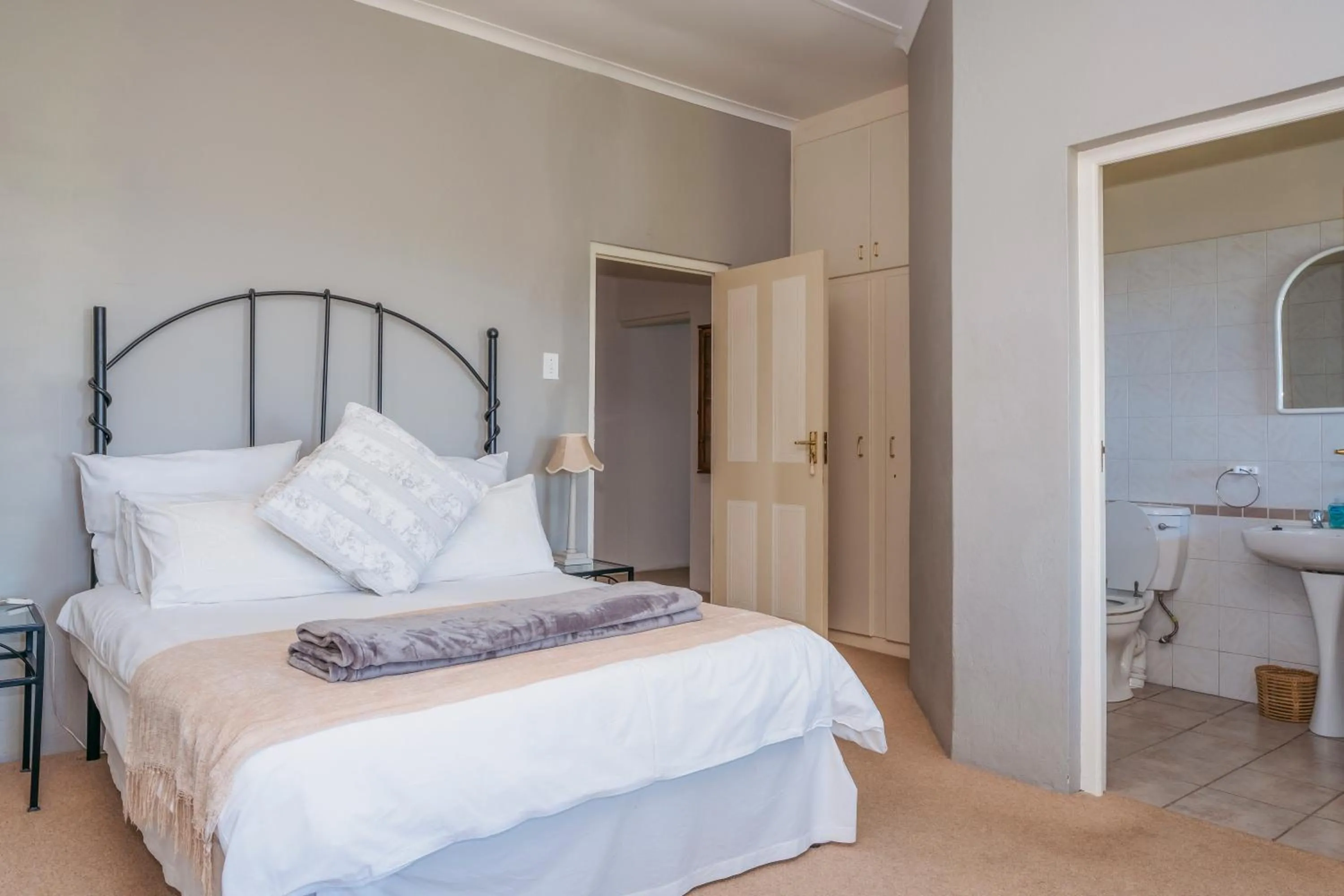 Bed in Fairhill Nature Reserve and Guest House