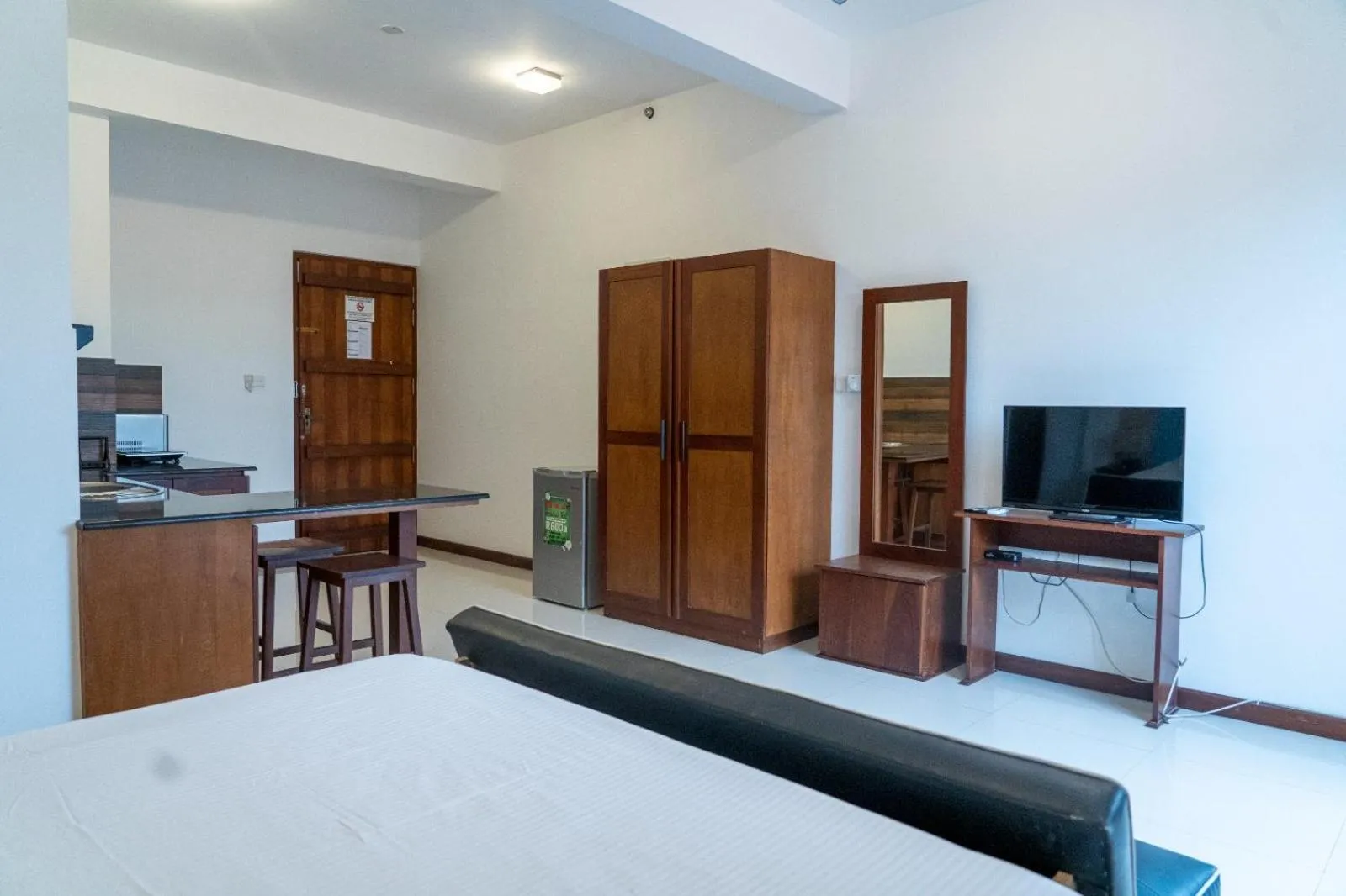Kitchen or kitchenette, Bed in Iddamal Apartments