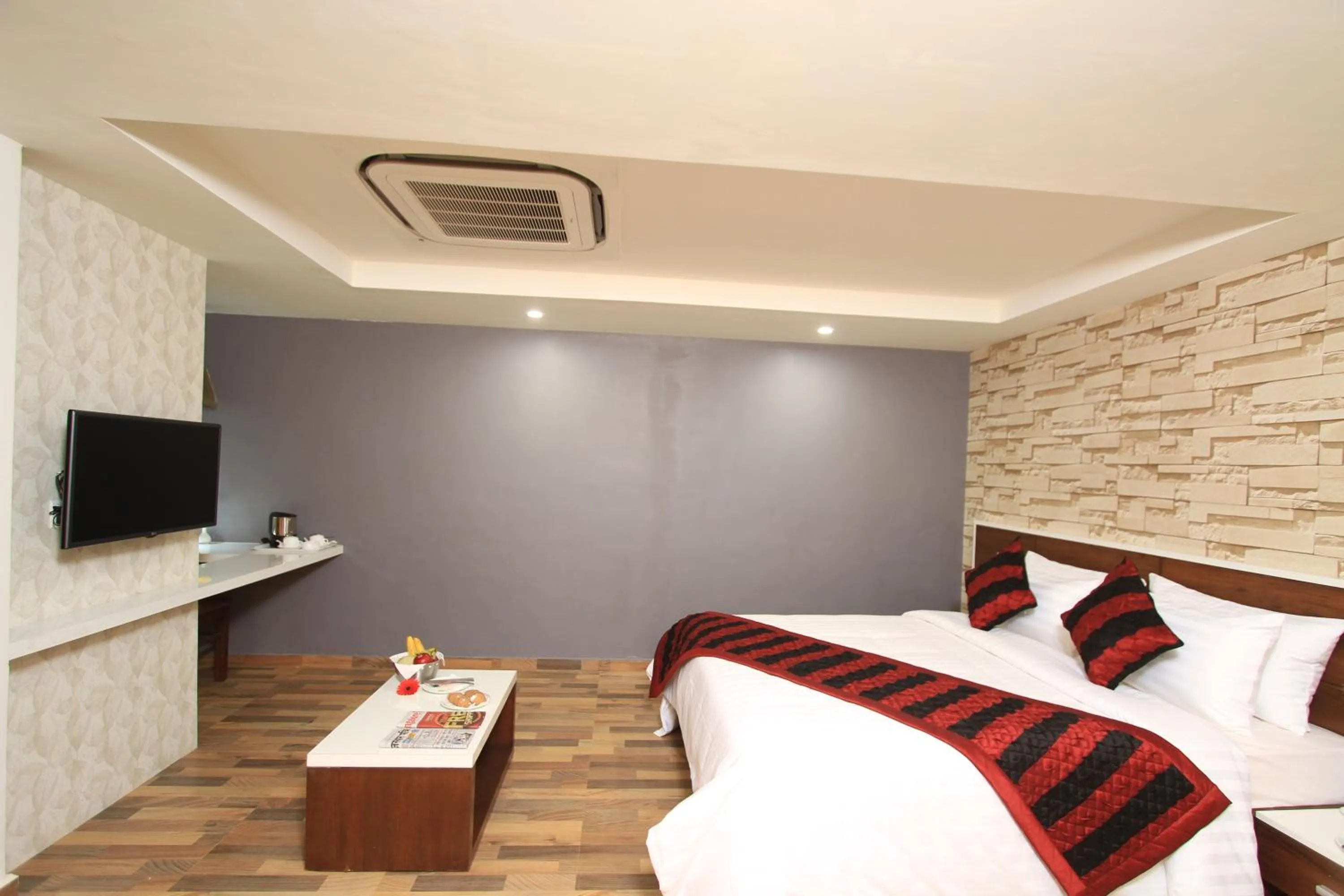 Photo of the whole room, Bed in Icon Business Hotel by Bhagini