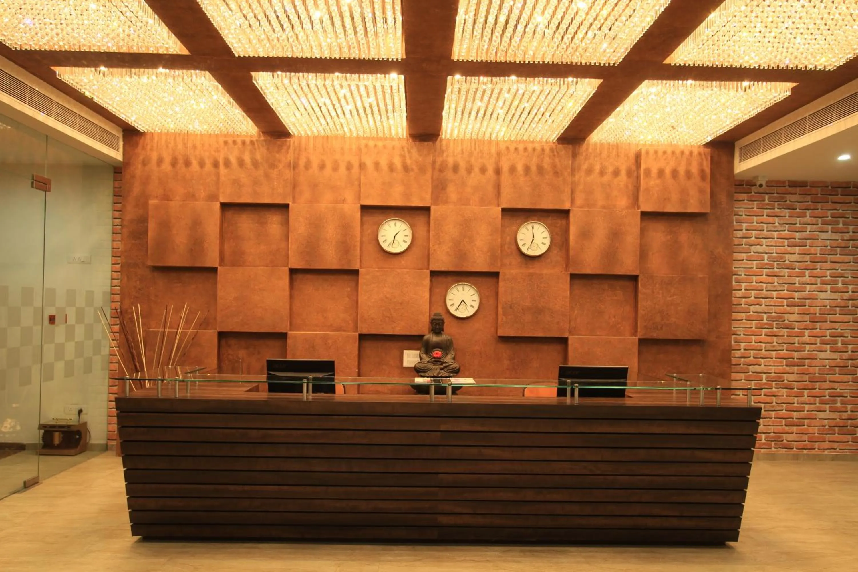 Lobby or reception in Icon Business Hotel by Bhagini