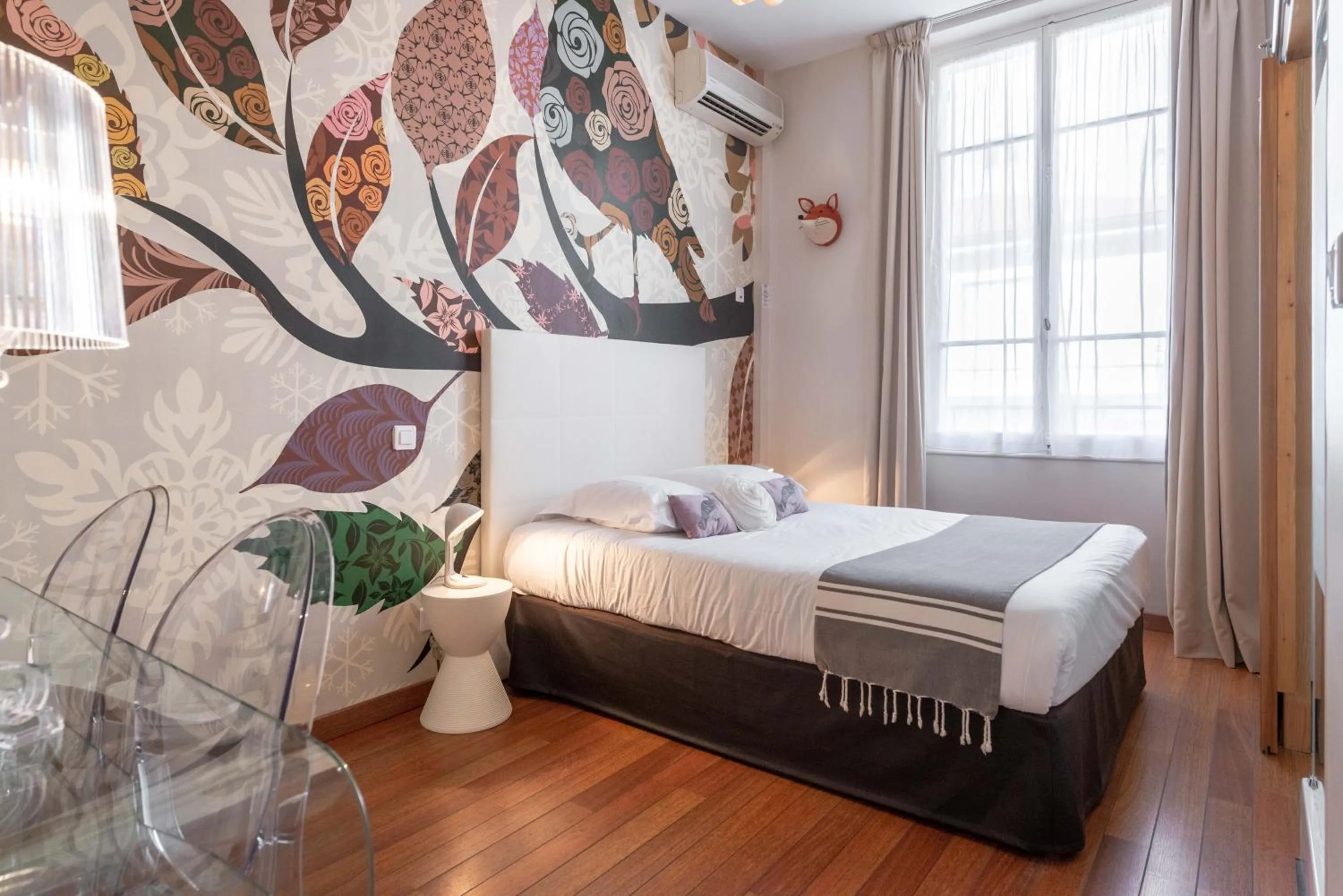 Shower, Bed in Hôtel Cecil Adults only