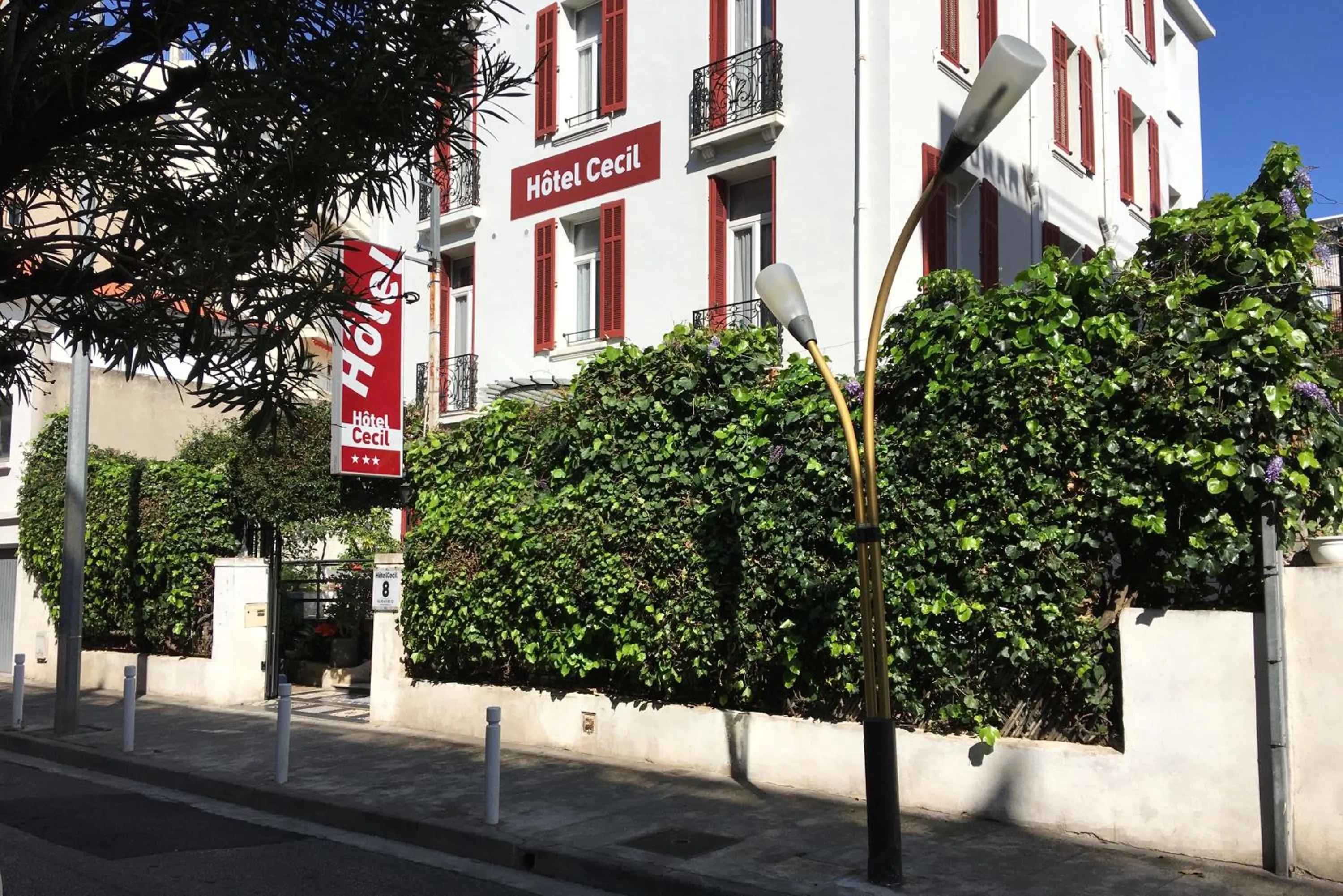 Property building in Hôtel Cecil Adults only