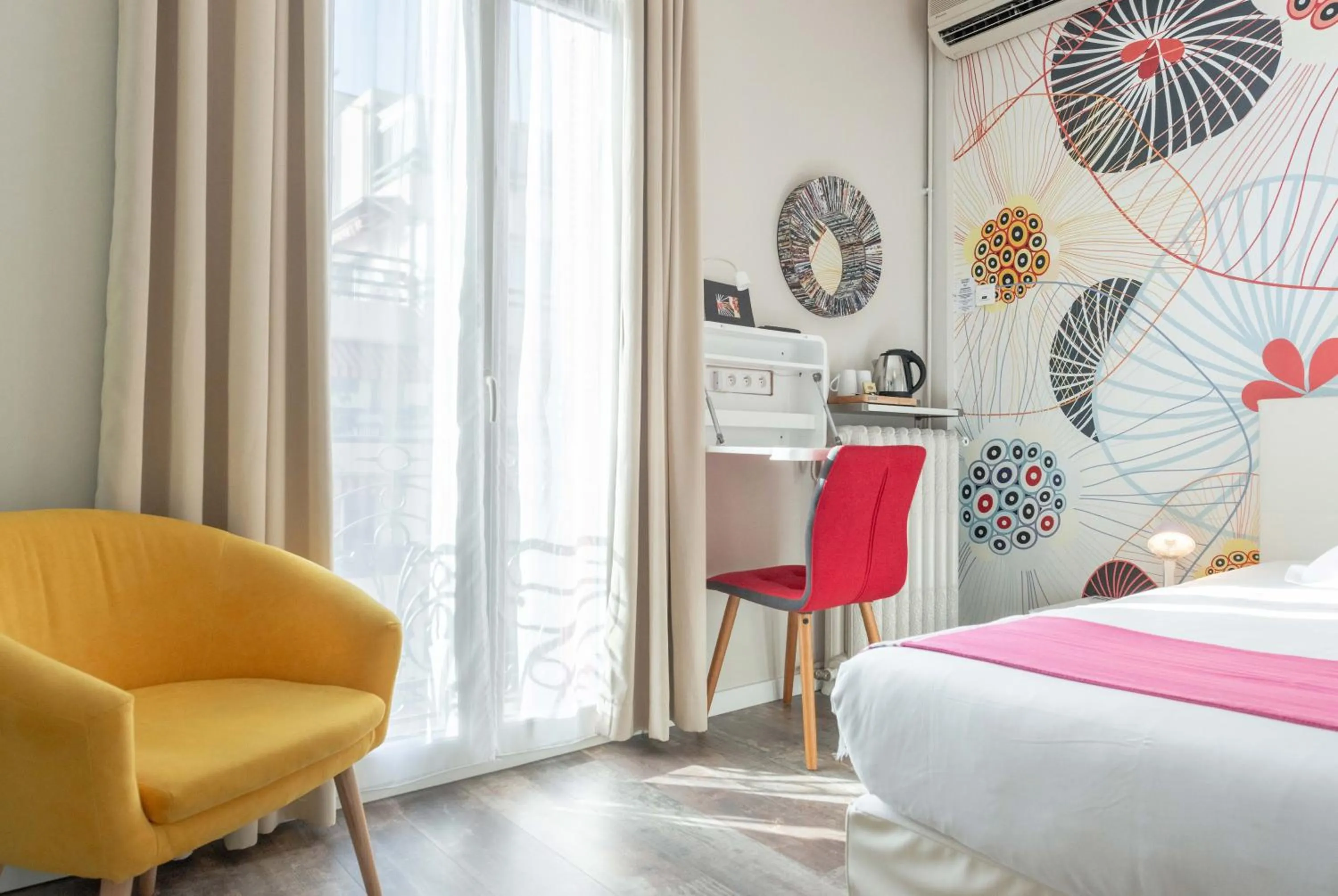 Shower, Bed in Hôtel Cecil Adults only