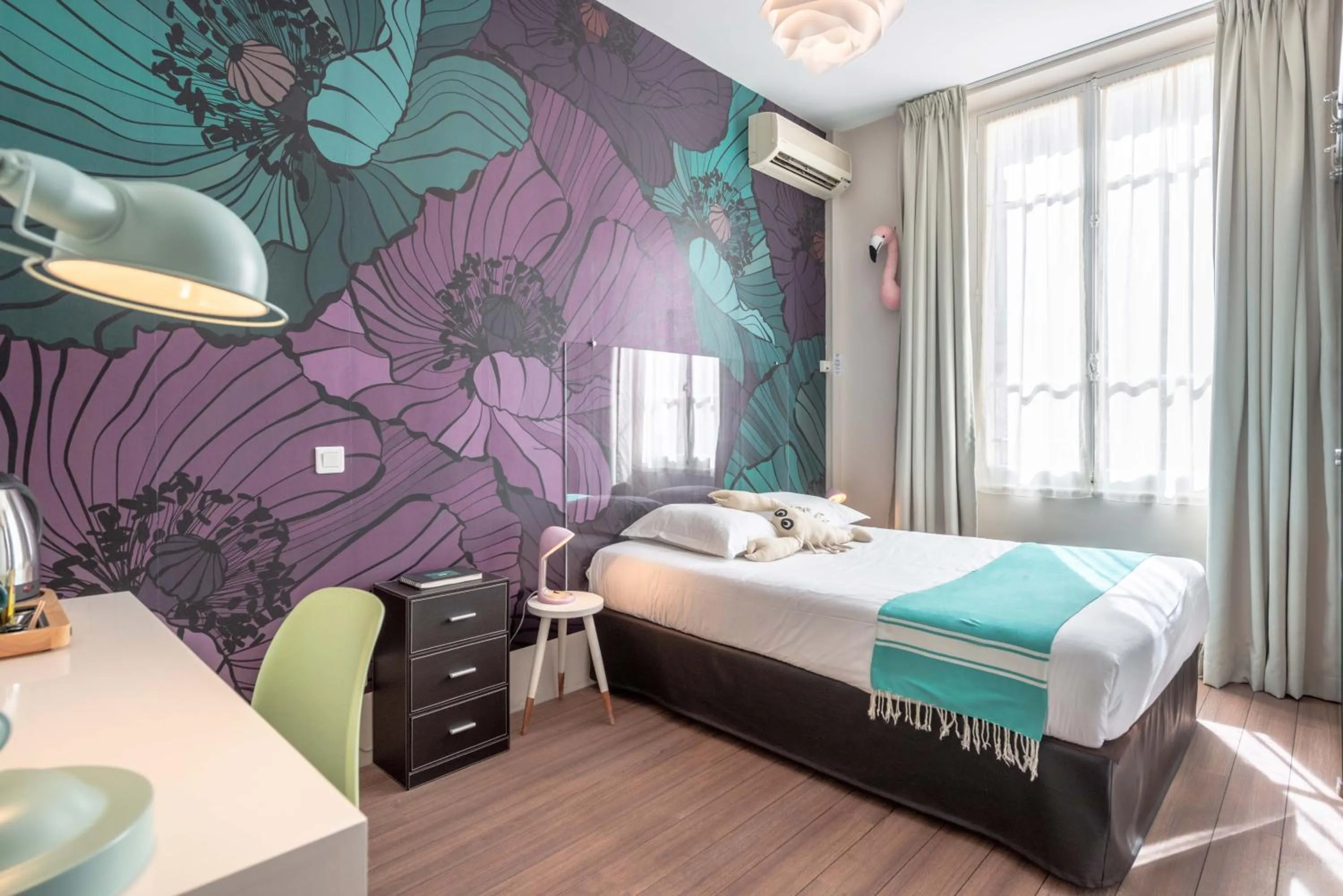 Shower, Bed in Hôtel Cecil Adults only