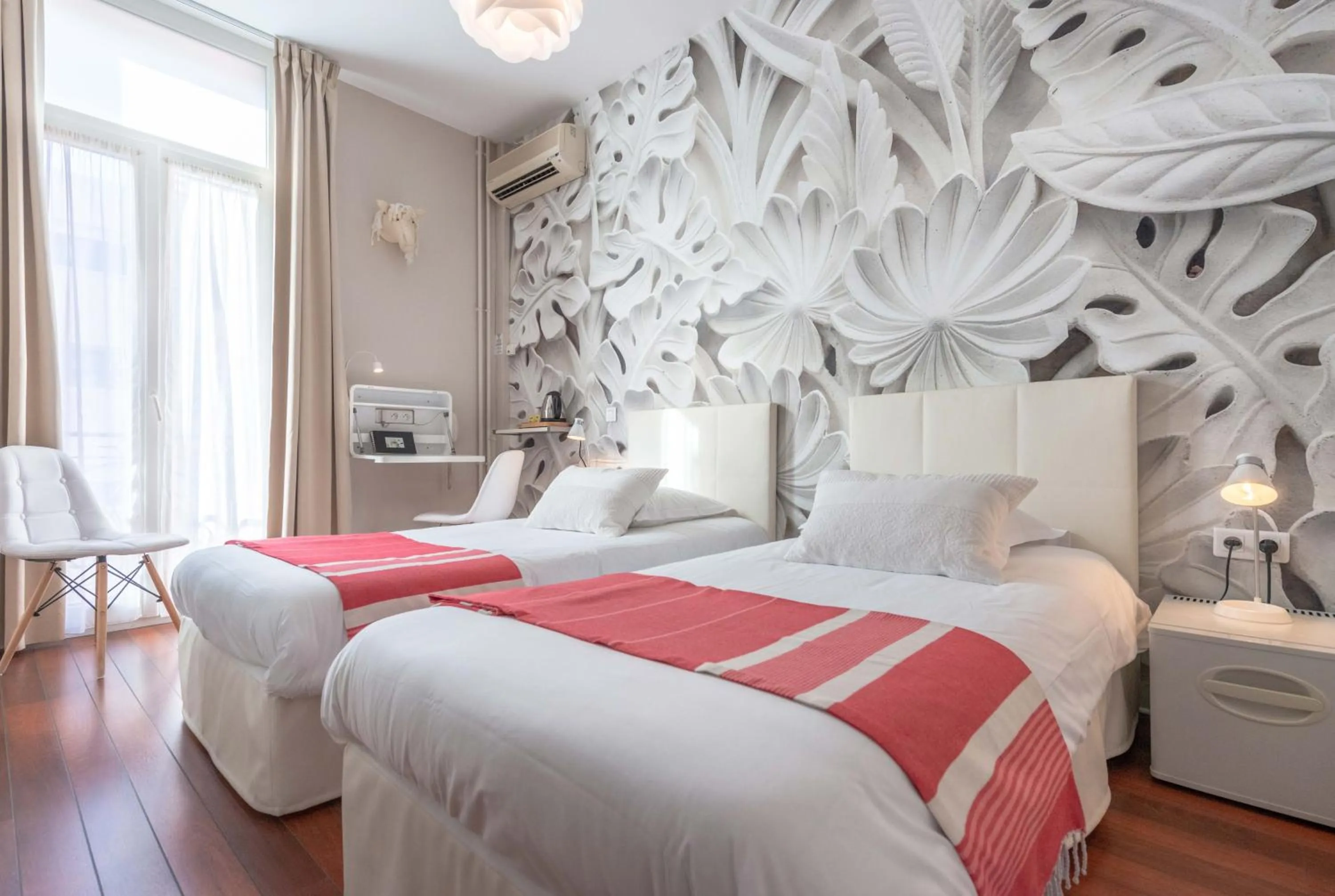 Shower, Bed in Hôtel Cecil Adults only