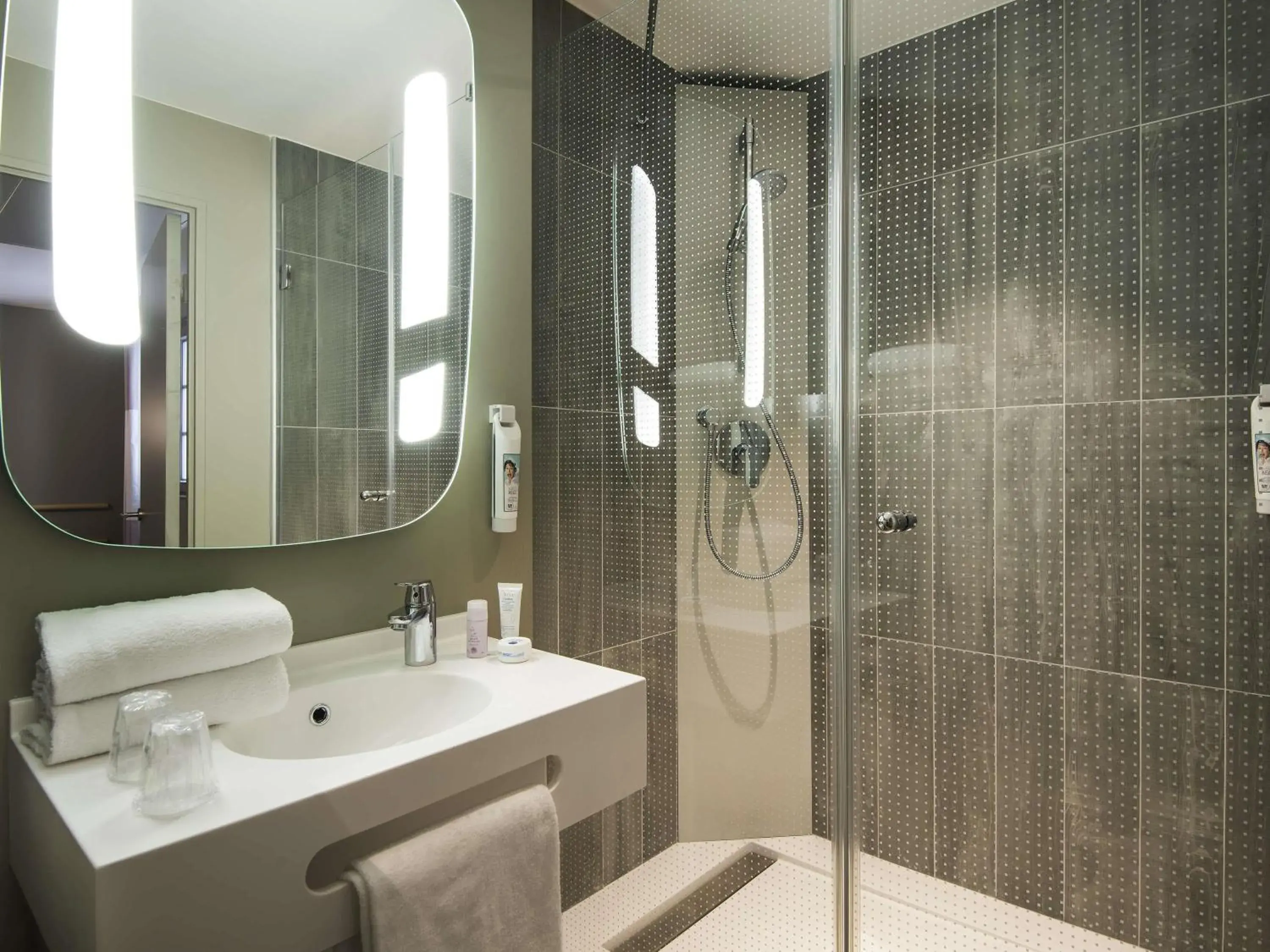 Bedroom in ibis Saint Germain en Laye Centre Bedroom in ibis Saint Germain en Laye Centre