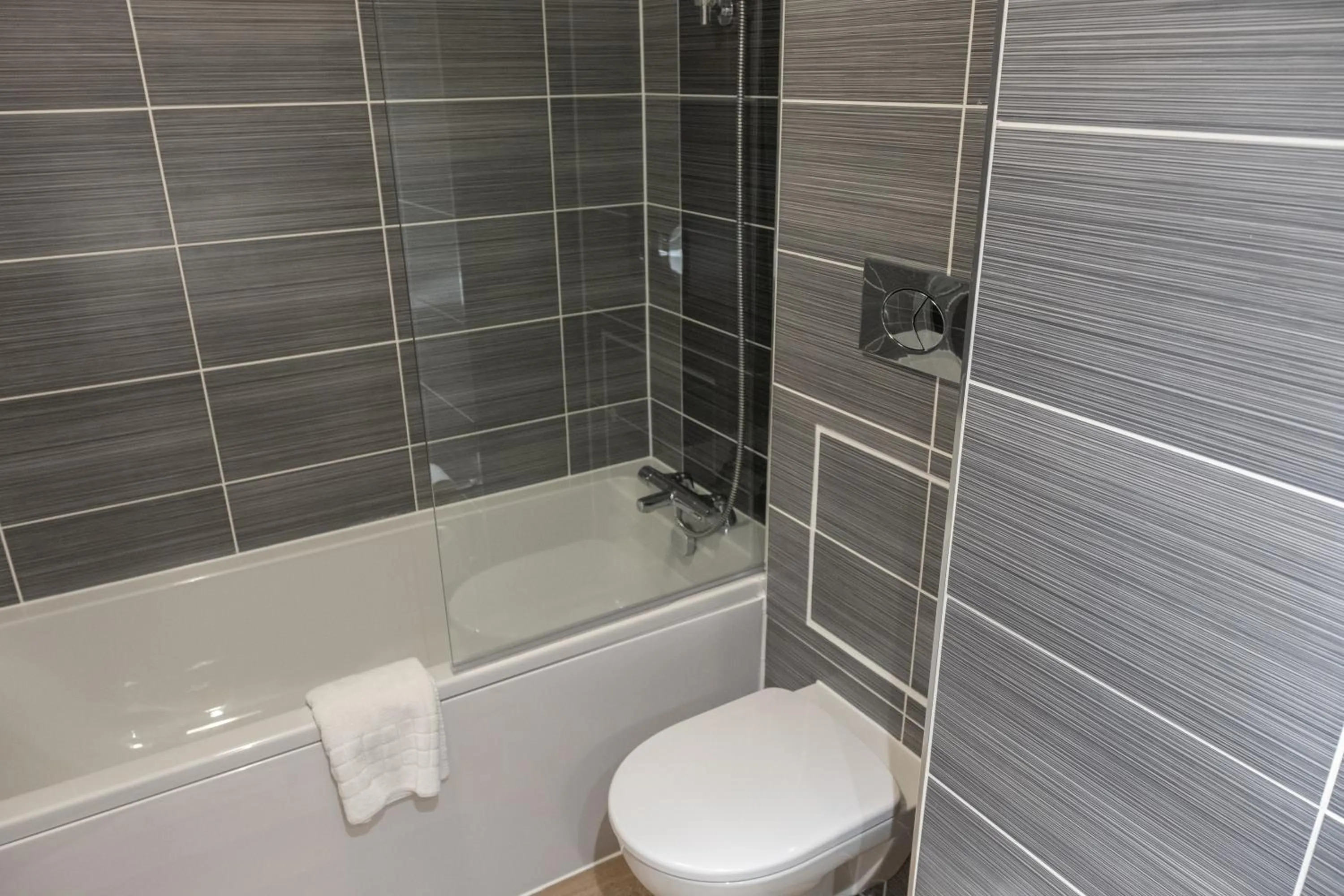 Shower in Burleigh Court Hotel and Leisure
