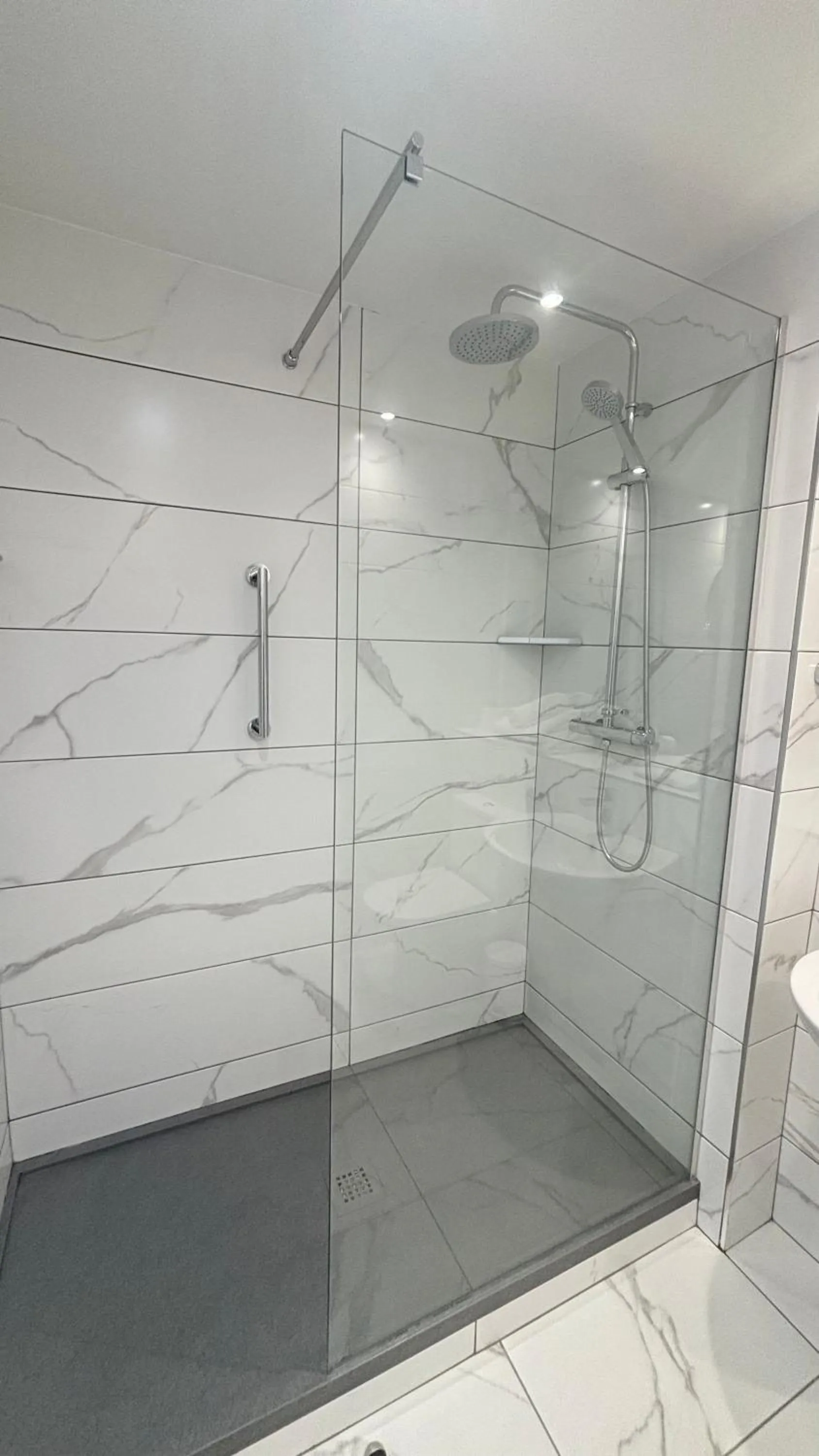 Bathroom in Killarney Court Hotel