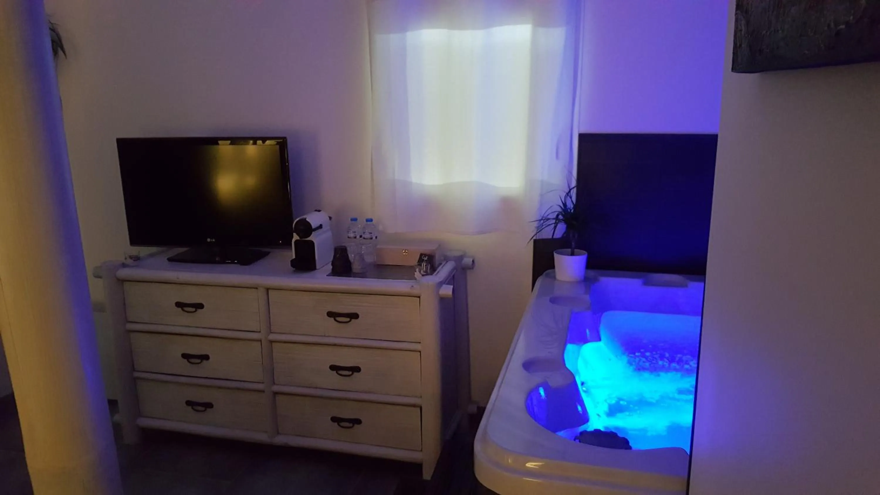 Hot Tub in Au Charme de Pépiole