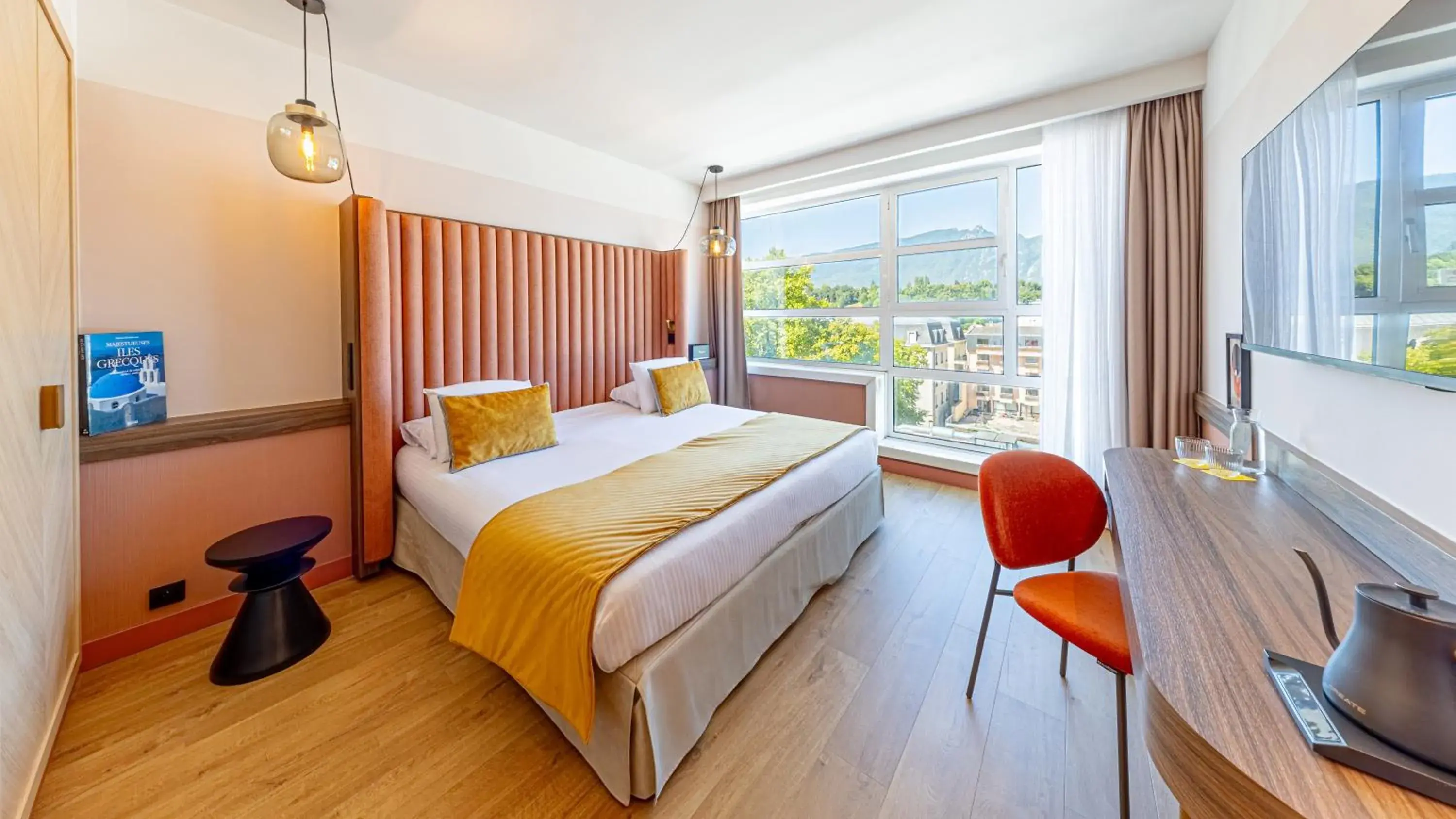 TV and multimedia, Bed in Golden Tulip Aix les Bains - Hotel & Spa TV and multimedia, Bed in Golden Tulip Aix les Bains - Hotel & Spa