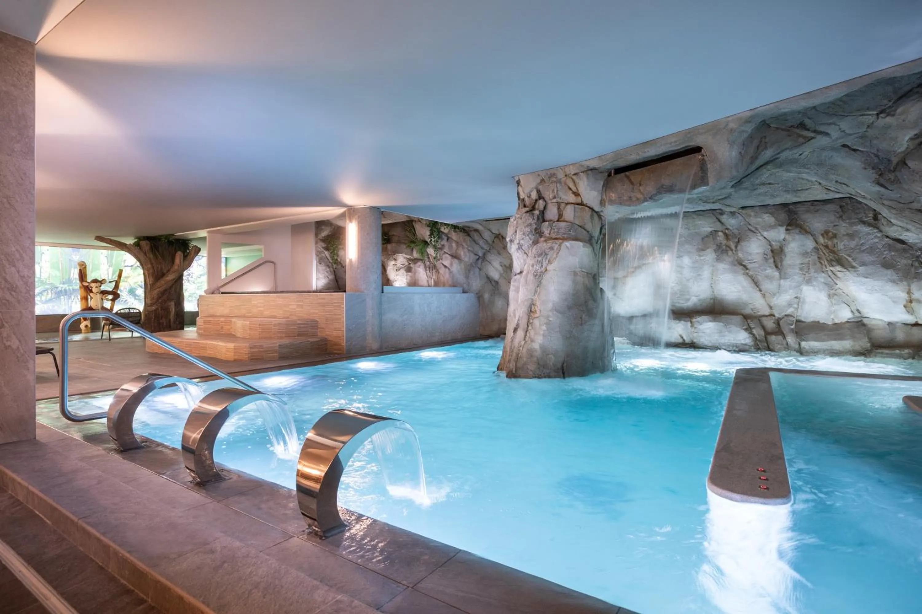 Swimming pool in Golden Tulip Aix les Bains - Hotel & Spa