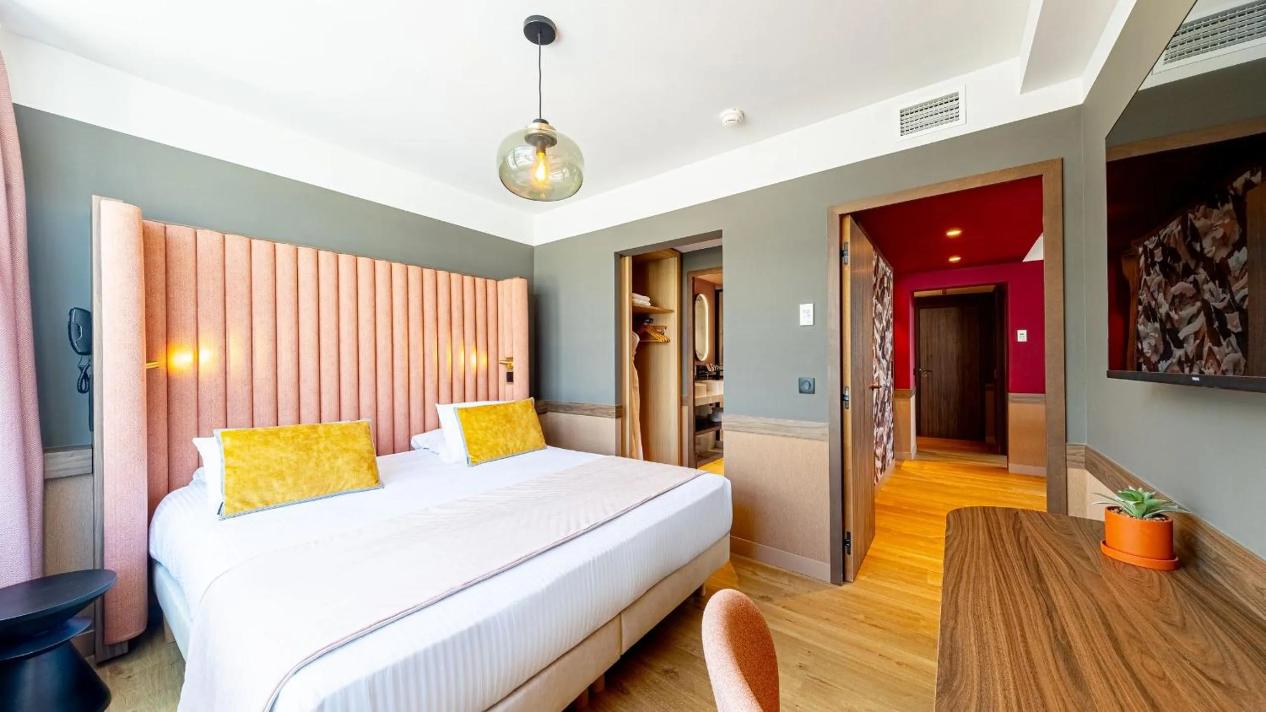 TV and multimedia, Bed in Golden Tulip Aix les Bains - Hotel & Spa