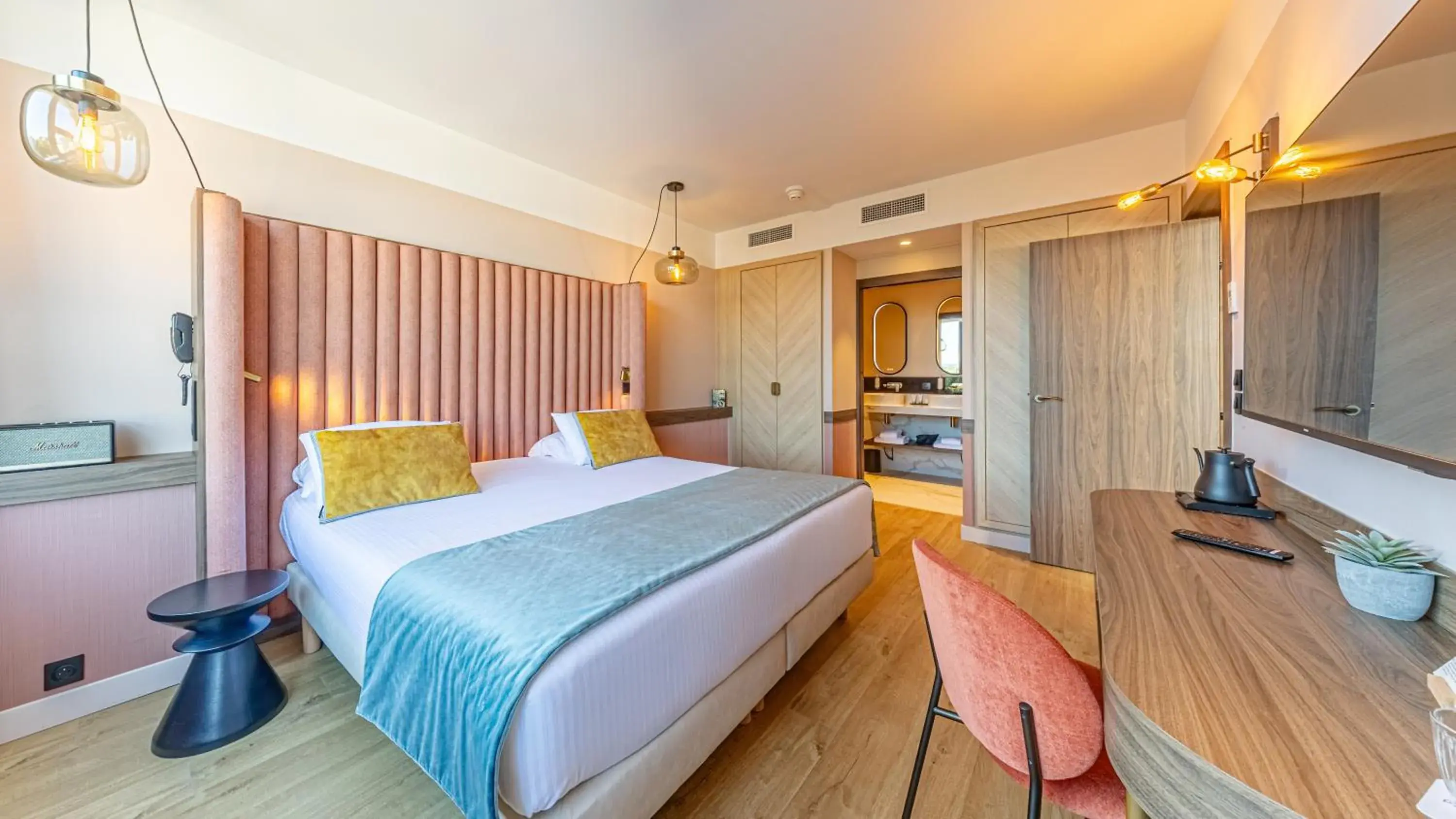 Bedroom, Bed in Le Riviera - Hôtel Restaurant & Spa - Ex Golden Tulip Aix les bains Bedroom, Bed in Le Riviera - Hôtel Restaurant & Spa - Ex Golden Tulip Aix les bains