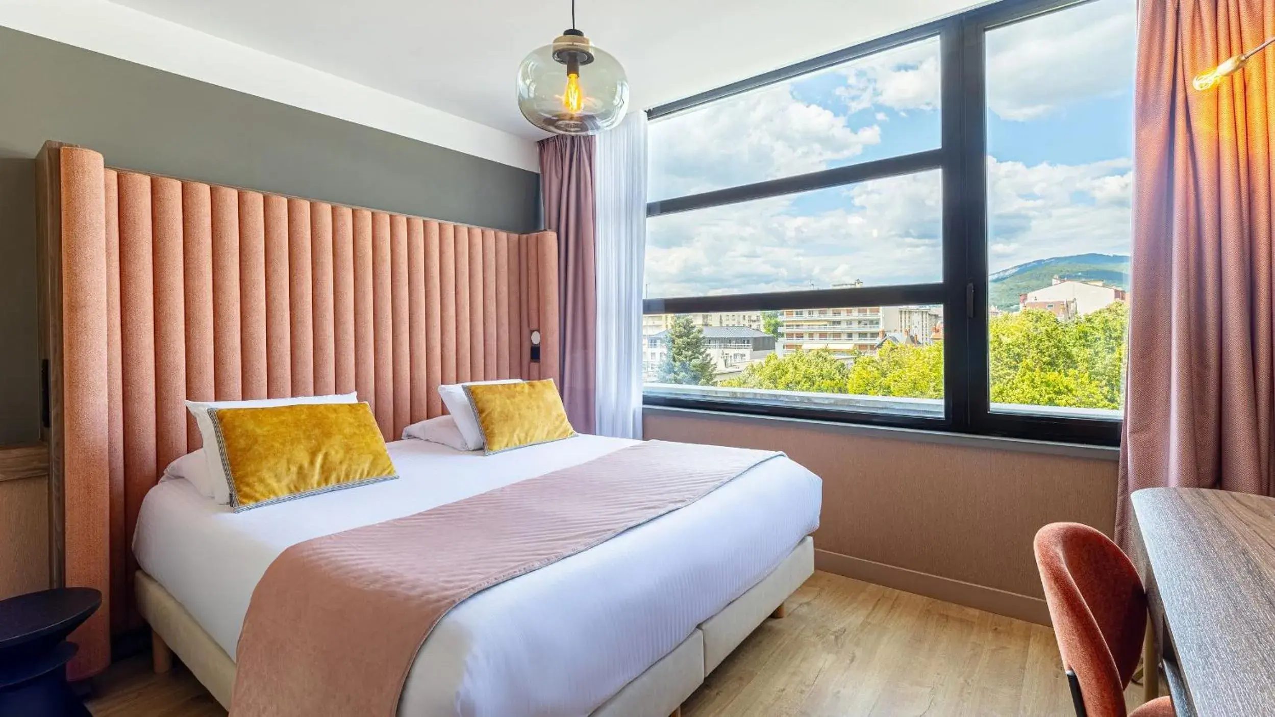 Photo of the whole room, Bed in Golden Tulip Aix les Bains - Hotel & Spa Photo of the whole room, Bed in Golden Tulip Aix les Bains - Hotel & Spa