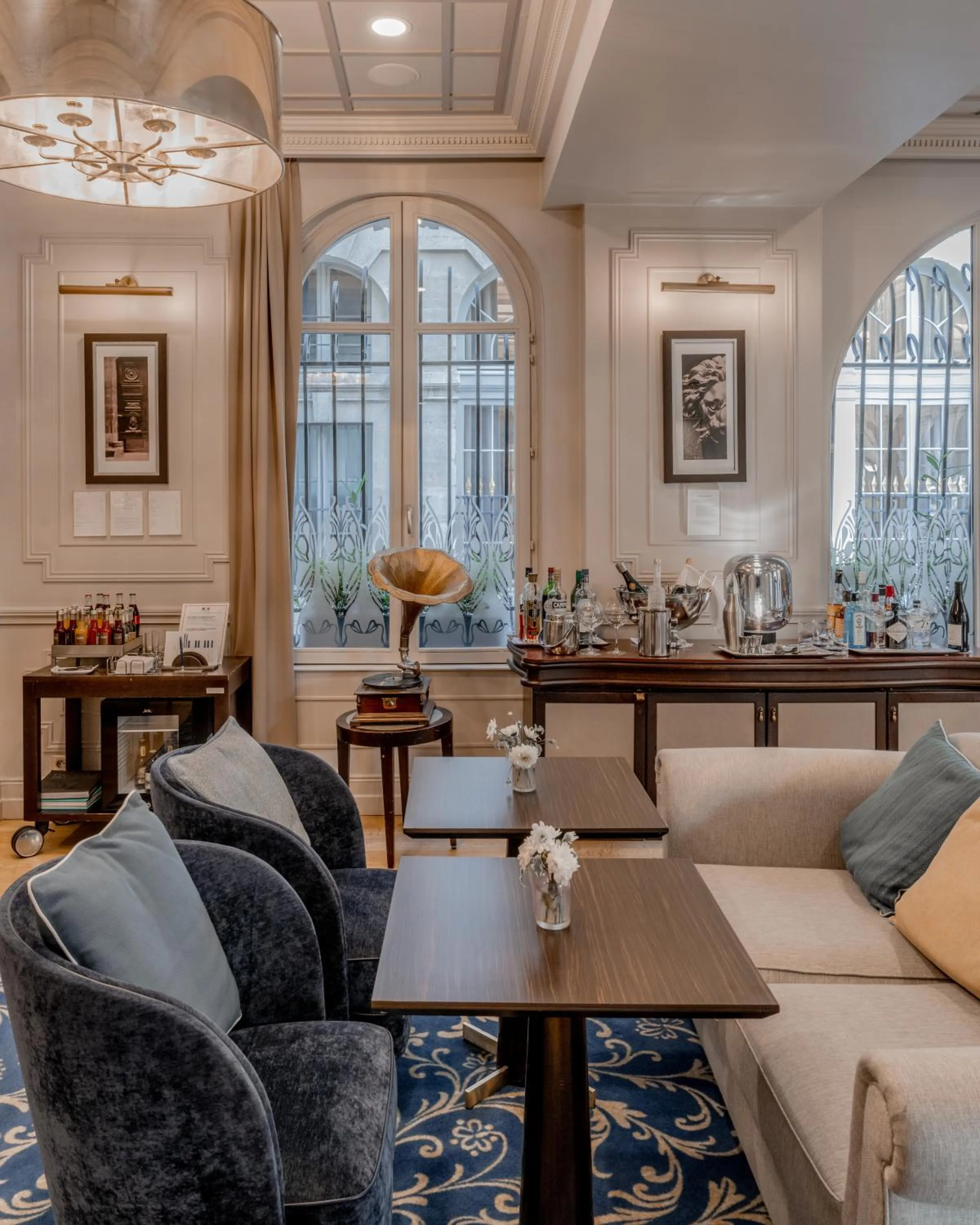 Lounge or bar in La Clef Louvre Paris by The Crest Collection