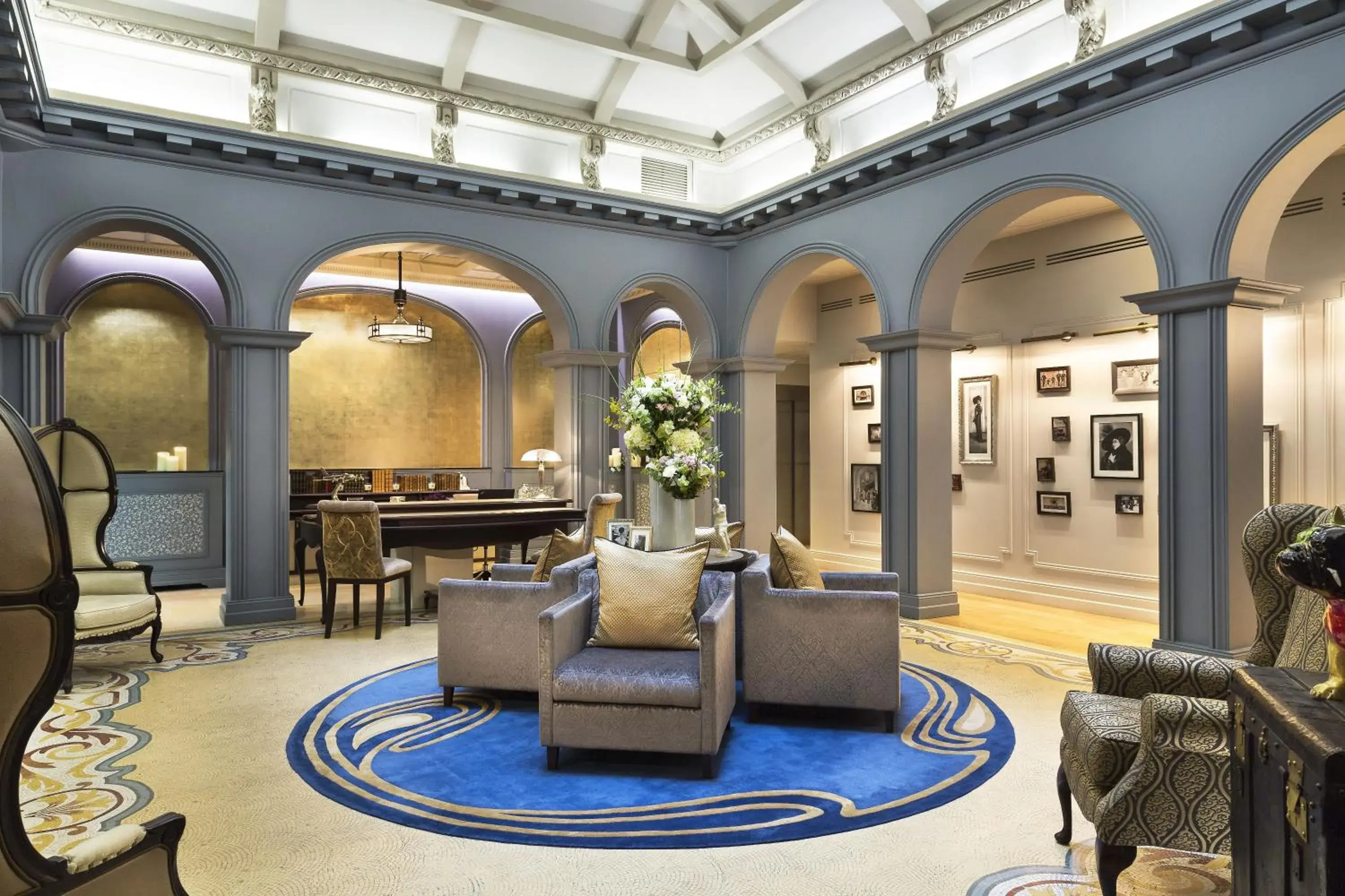 Lounge or bar in La Clef Louvre Paris by The Crest Collection Lounge or bar in La Clef Louvre Paris by The Crest Collection