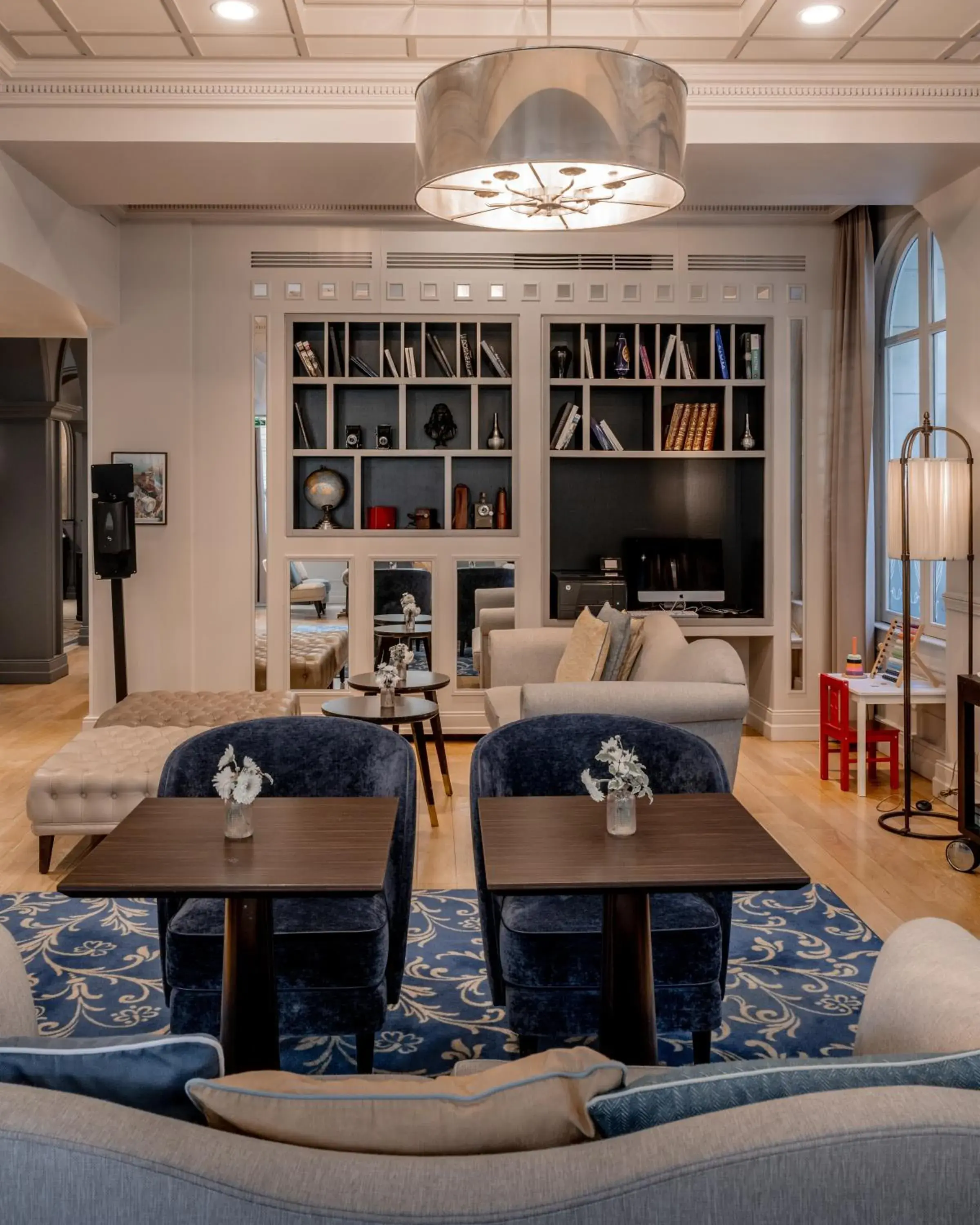 Lounge or bar in La Clef Louvre Paris by The Crest Collection Lounge or bar in La Clef Louvre Paris by The Crest Collection