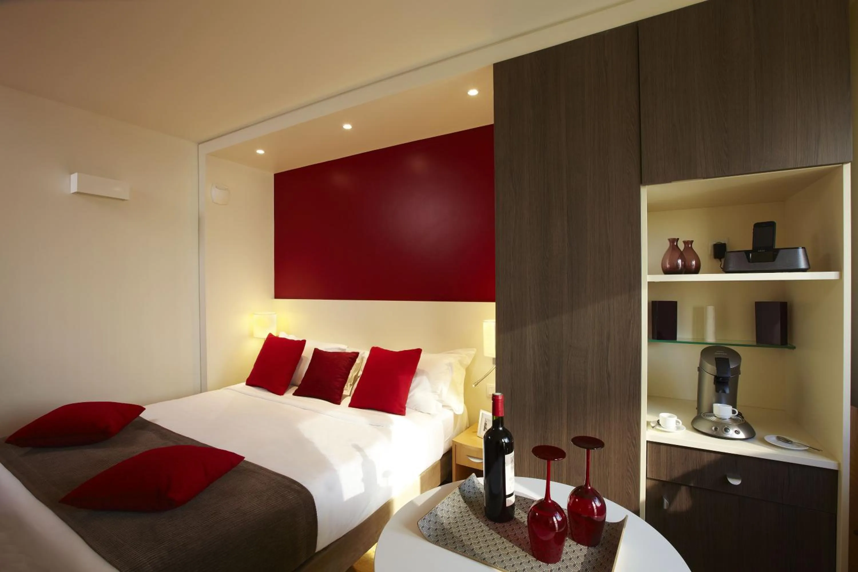 Living room, Bed in Citadines Montparnasse Paris