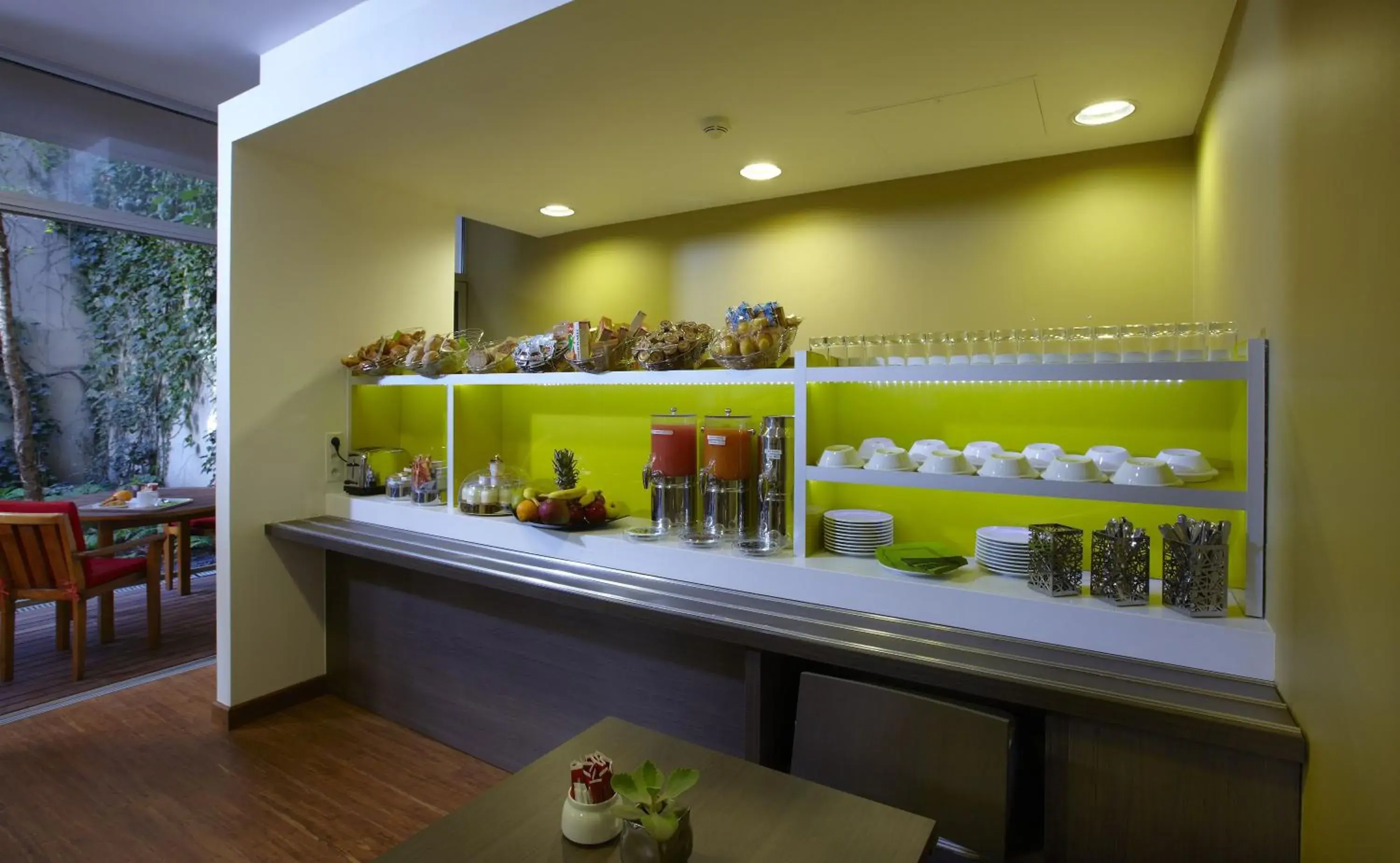 Restaurant/places to eat in Citadines Montparnasse Paris Restaurant/places to eat in Citadines Montparnasse Paris