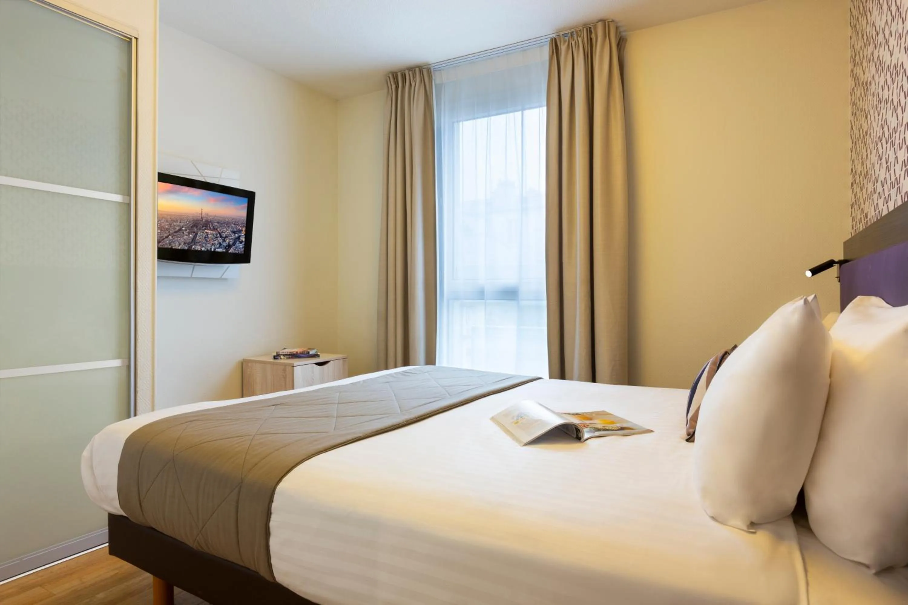 Bed in Citadines Tour Eiffel Paris