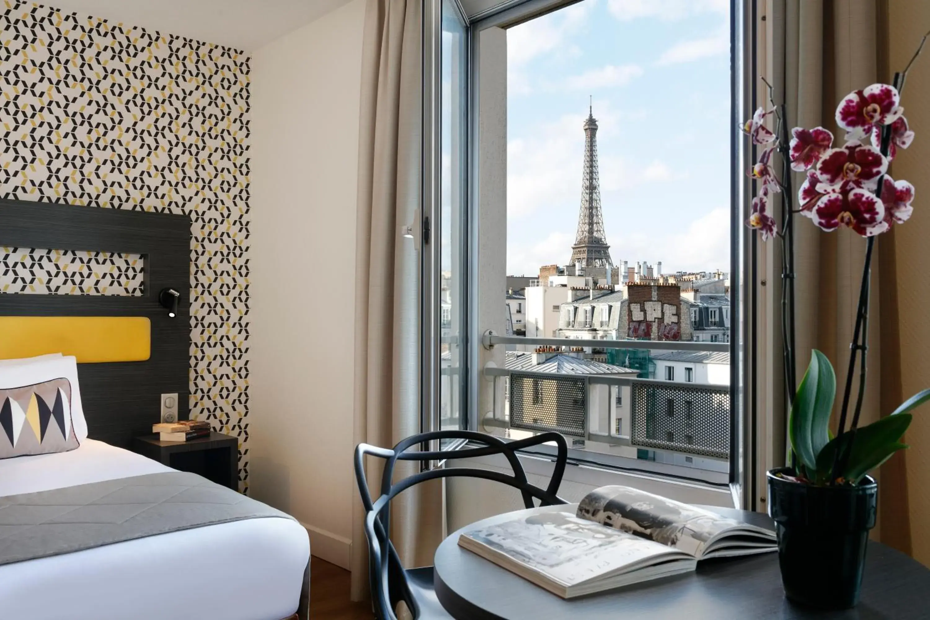 City view, Bed in Citadines Tour Eiffel Paris City view, Bed in Citadines Tour Eiffel Paris