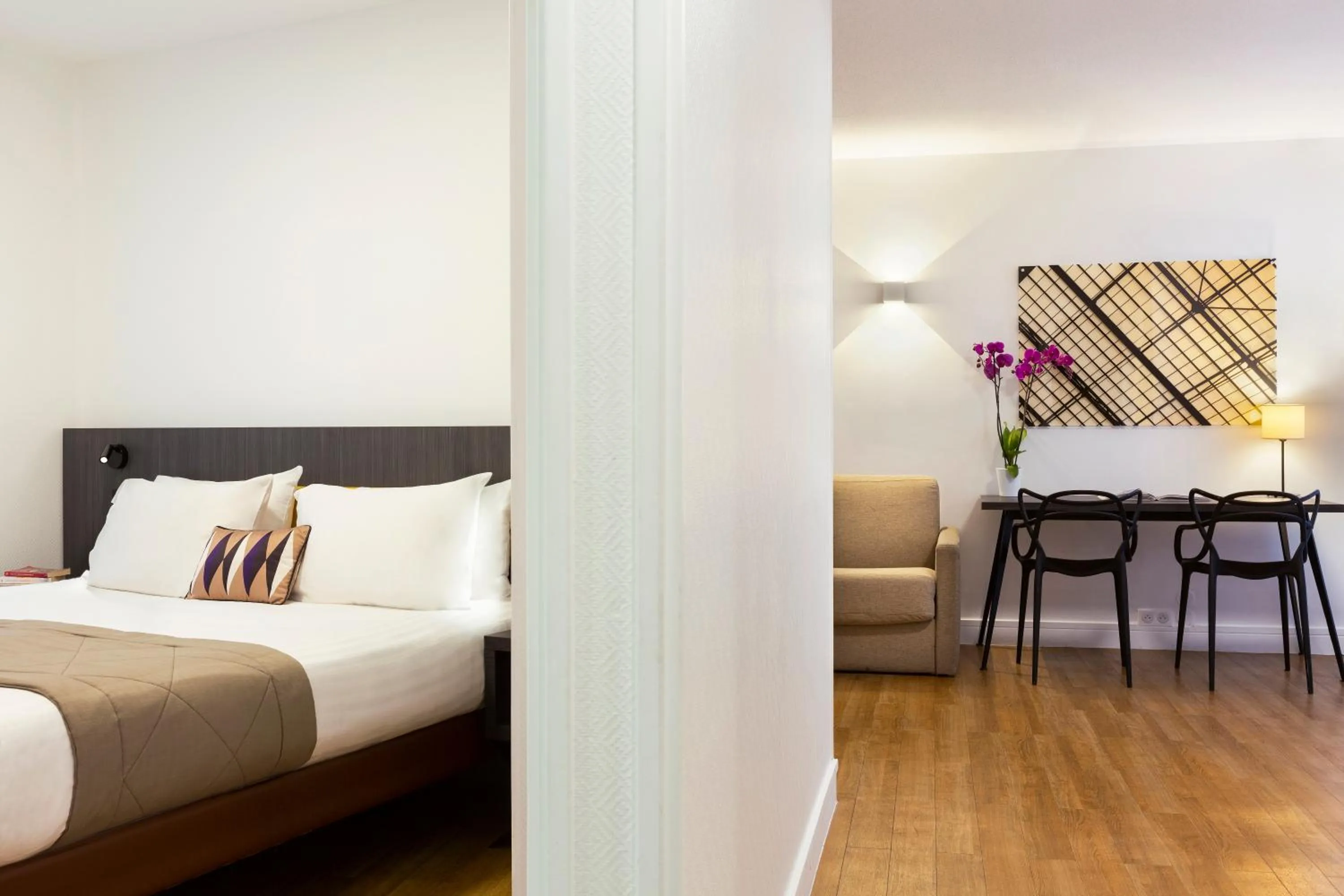 Bed in Citadines Tour Eiffel Paris