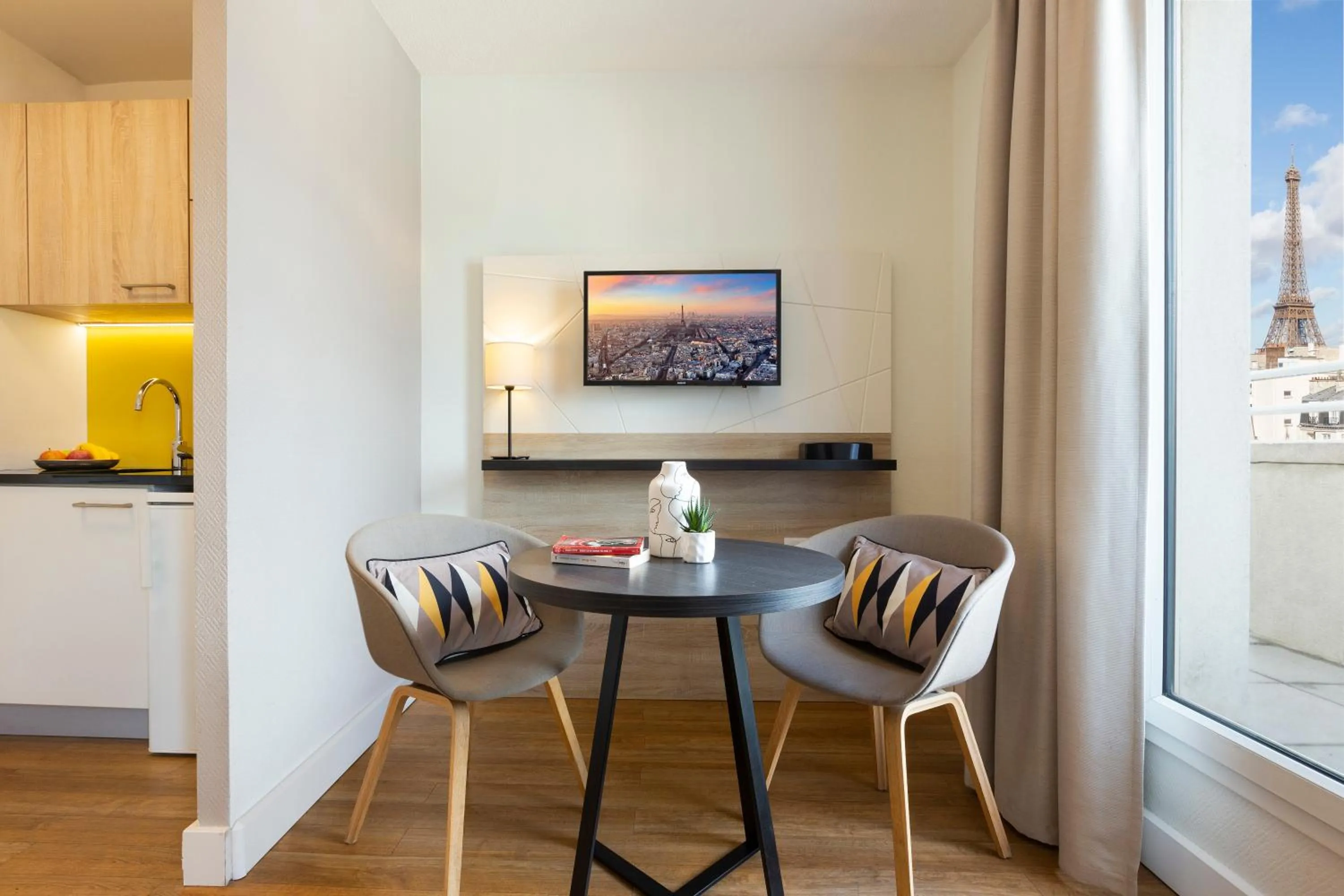 Communal lounge/ TV room in Citadines Tour Eiffel Paris