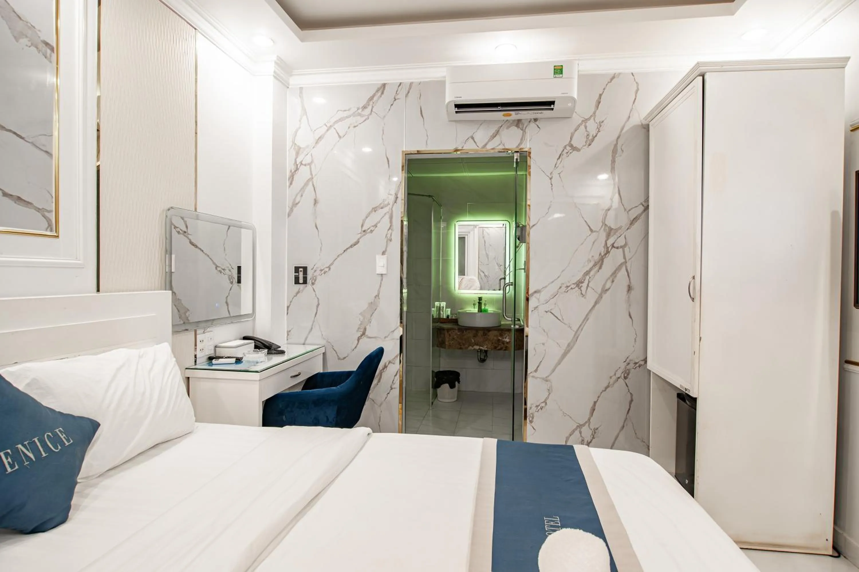 Bedroom, Bed in Venice Hotel