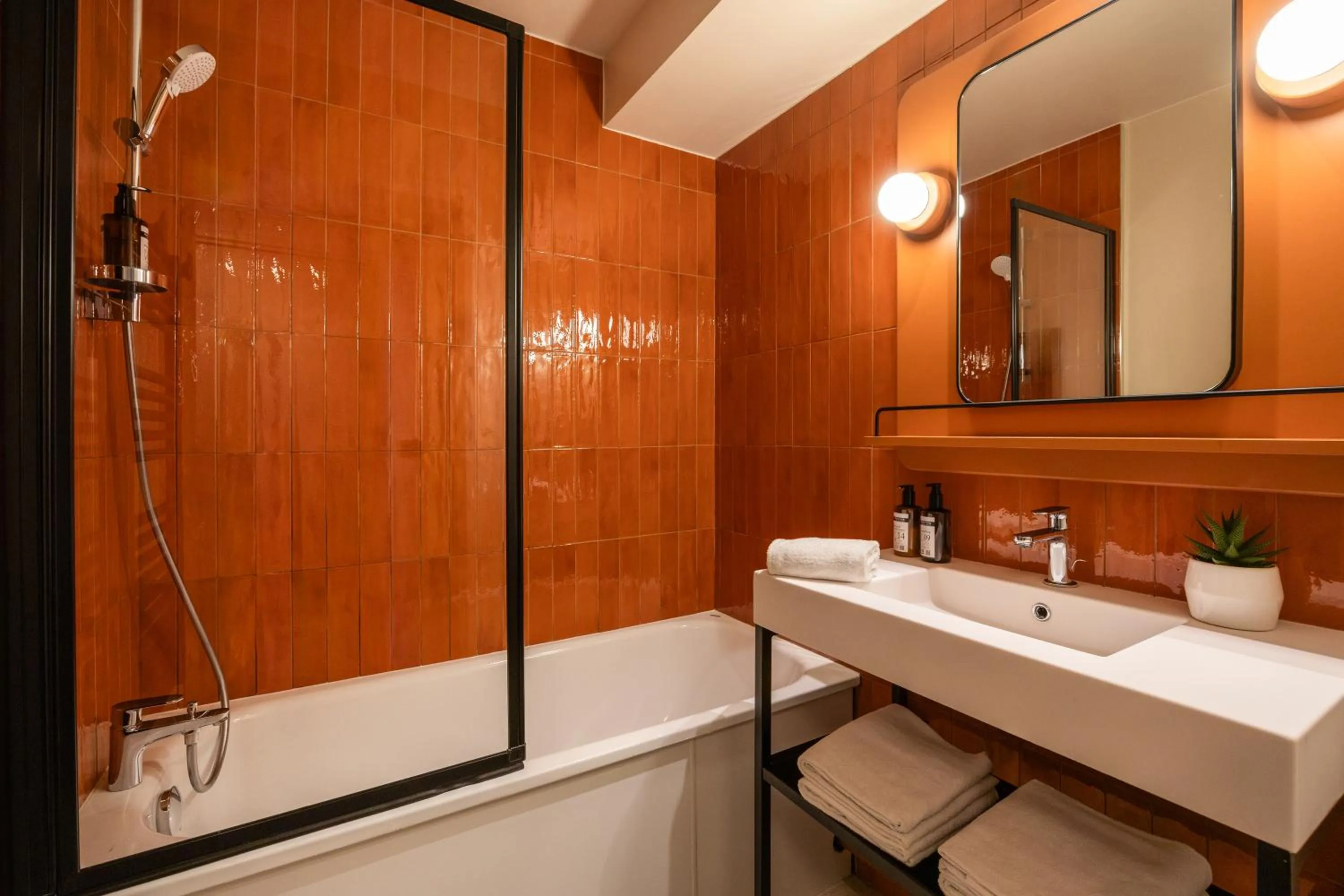 Shower in Citadines République Paris