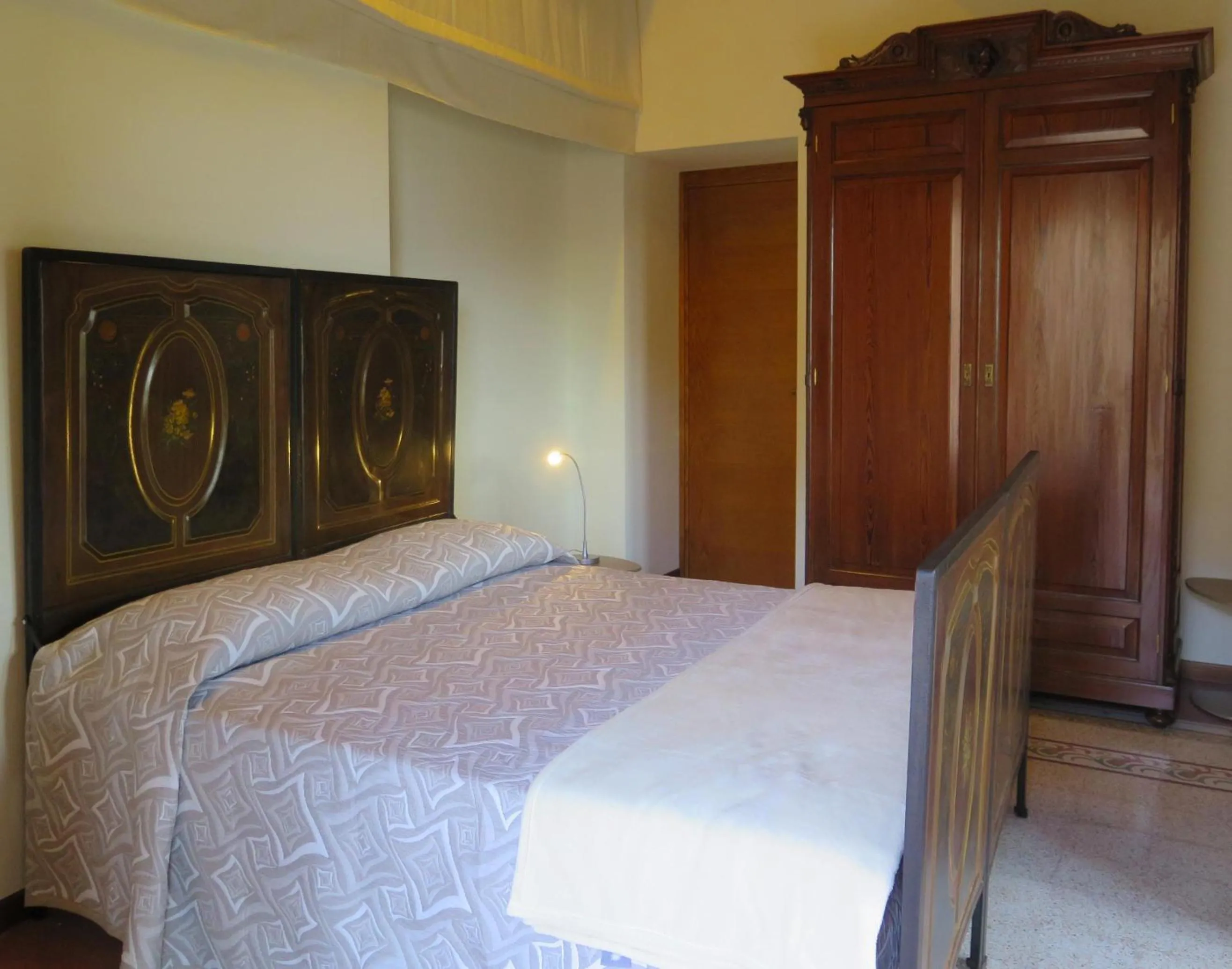 Triple Room with Private Bathroom - single occupancy in Porta Baciamano