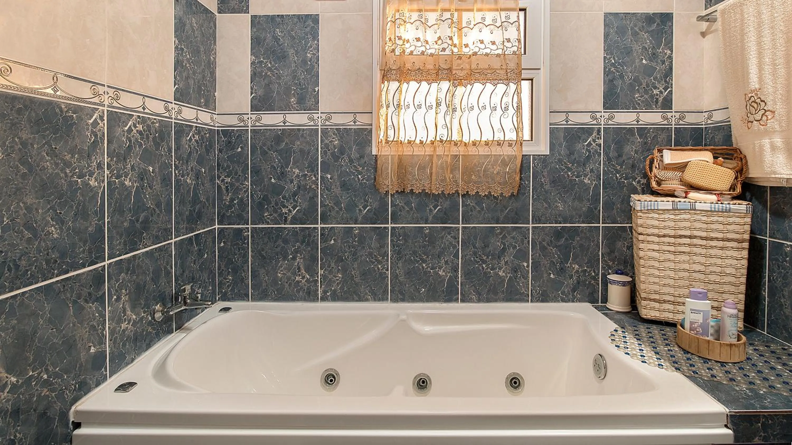 Hot Tub in Paradise House Calheta