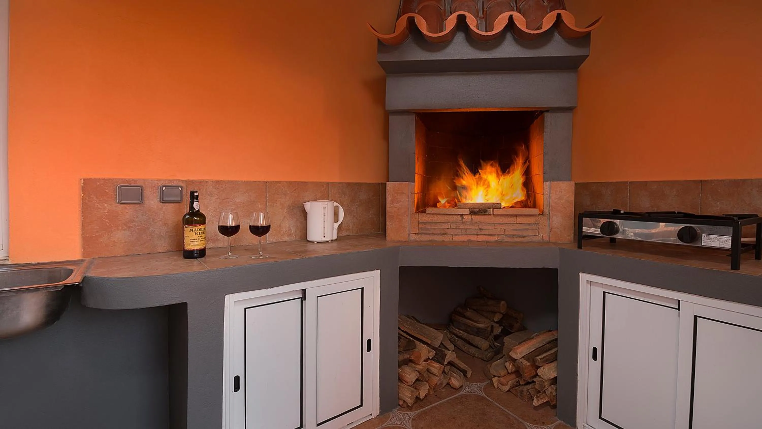 BBQ facilities in Paradise House Calheta