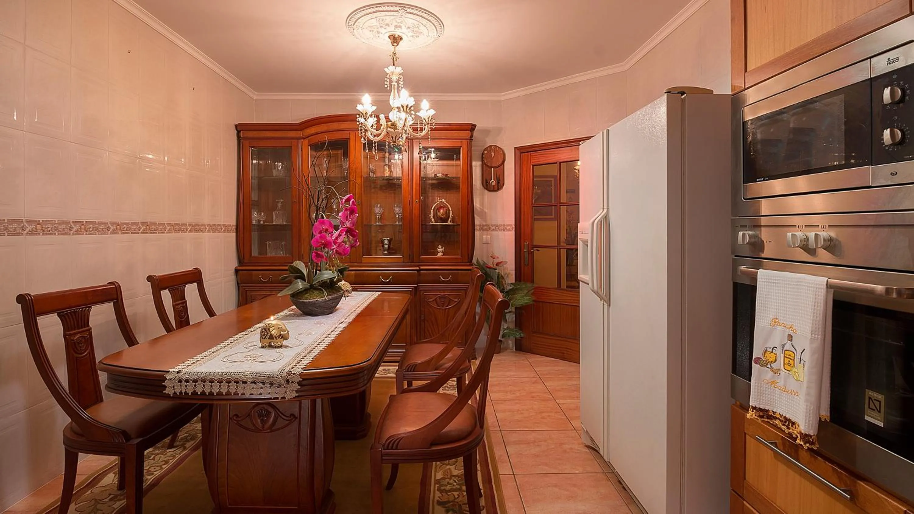 Communal kitchen in Paradise House Calheta