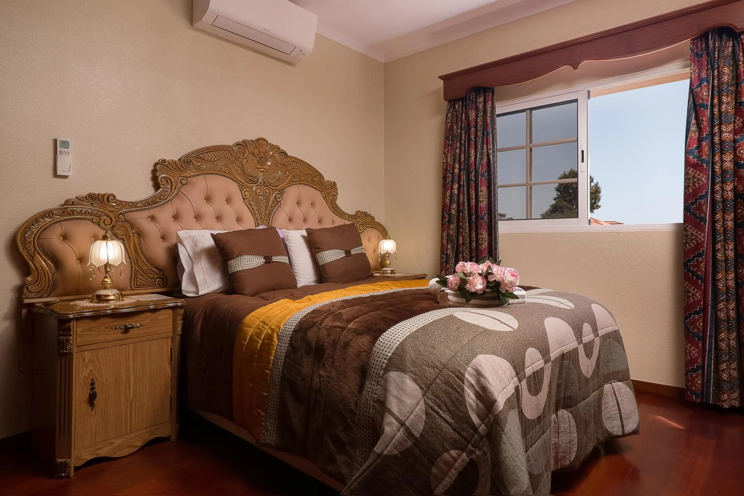 Photo of the whole room, Bed in Paradise House Calheta