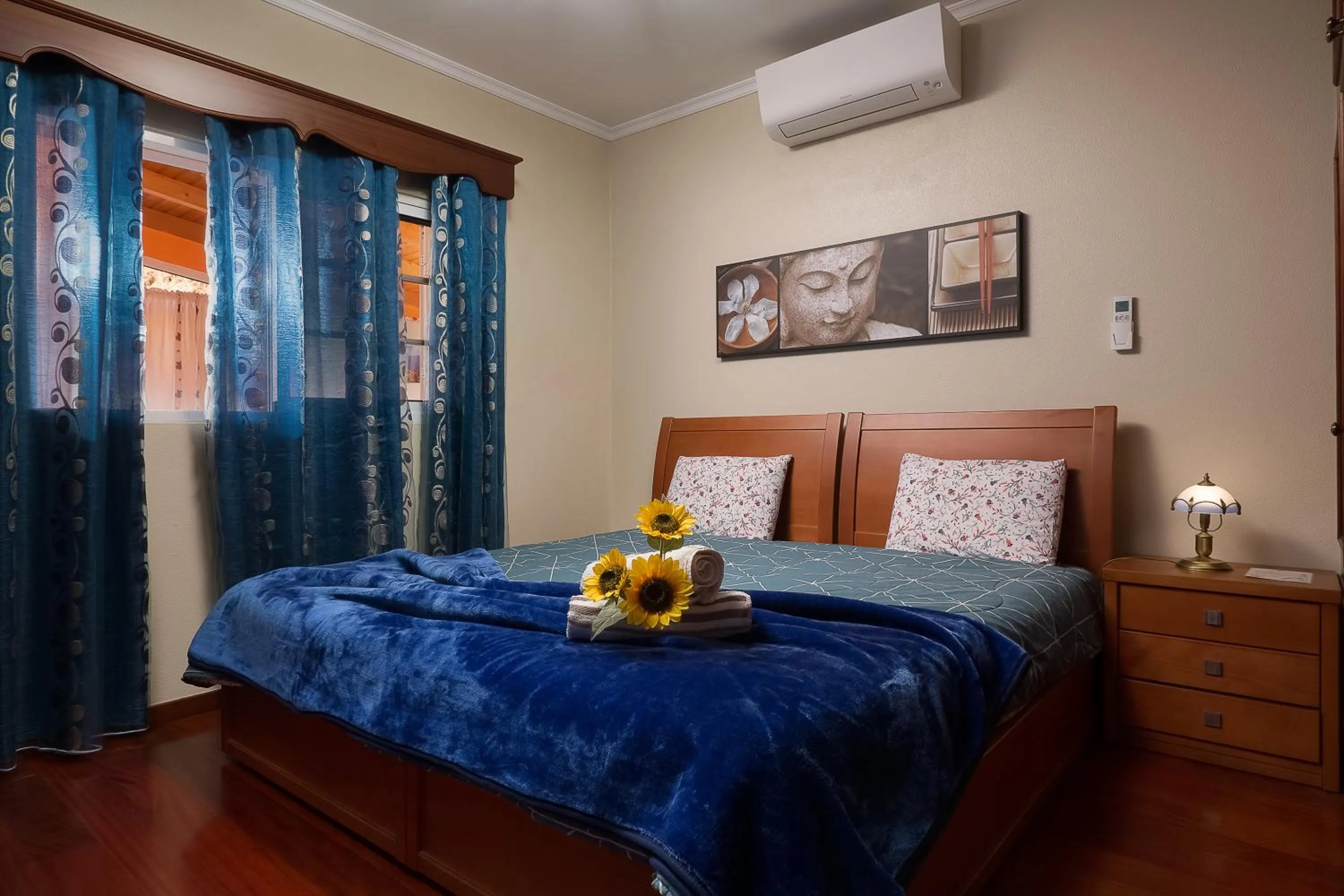 Photo of the whole room, Bed in Paradise House Calheta