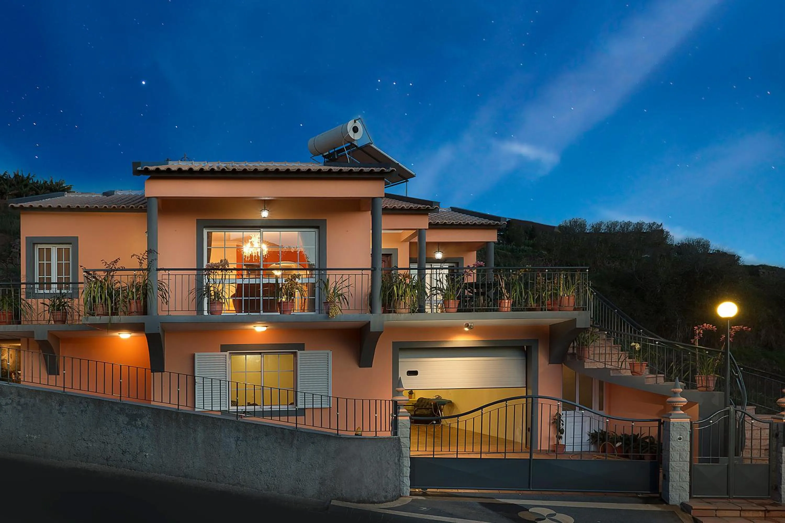 Facade/entrance in Paradise House Calheta