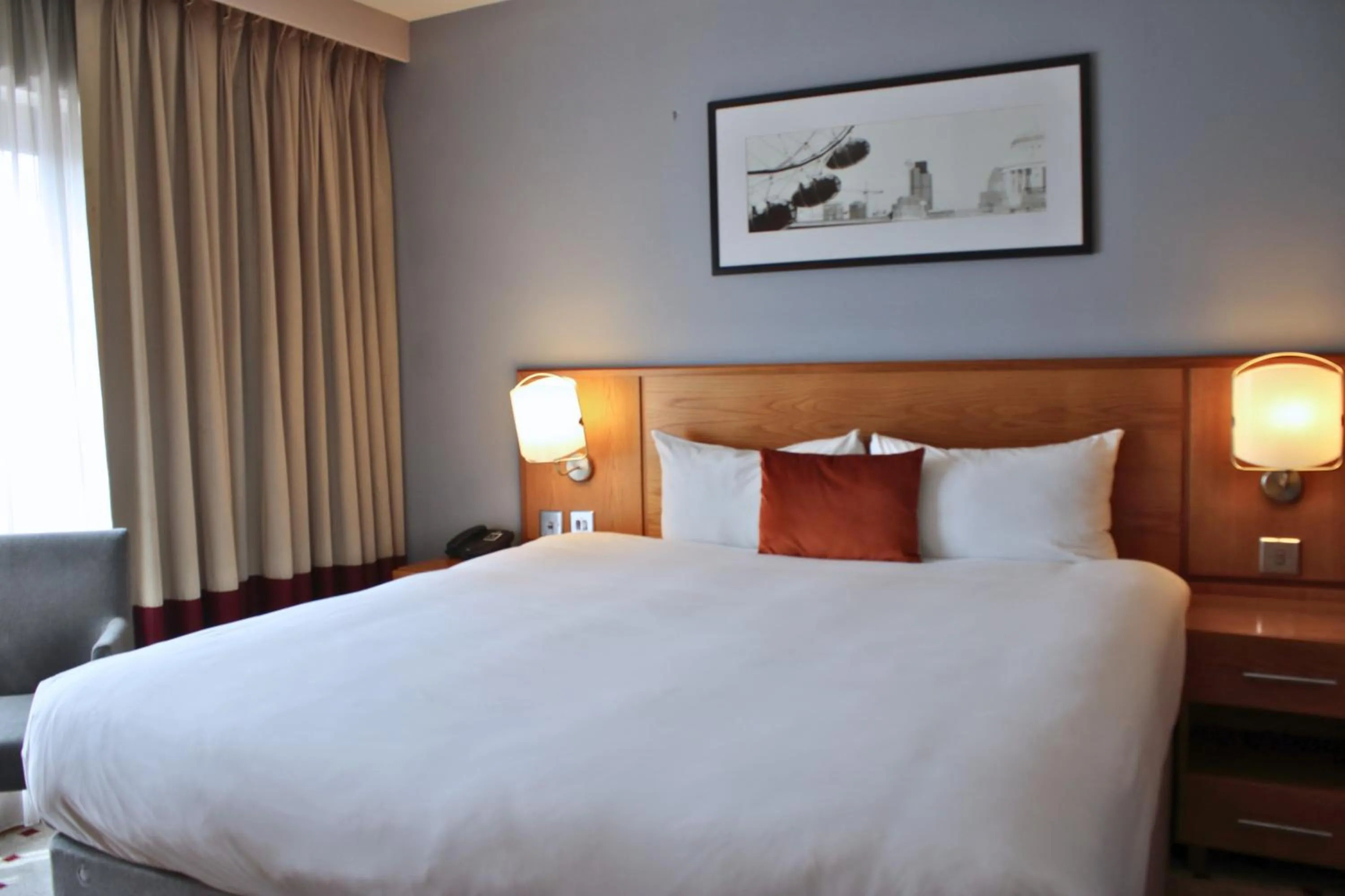 Bedroom, Bed in The Crown London, WorldHotels Distinctive