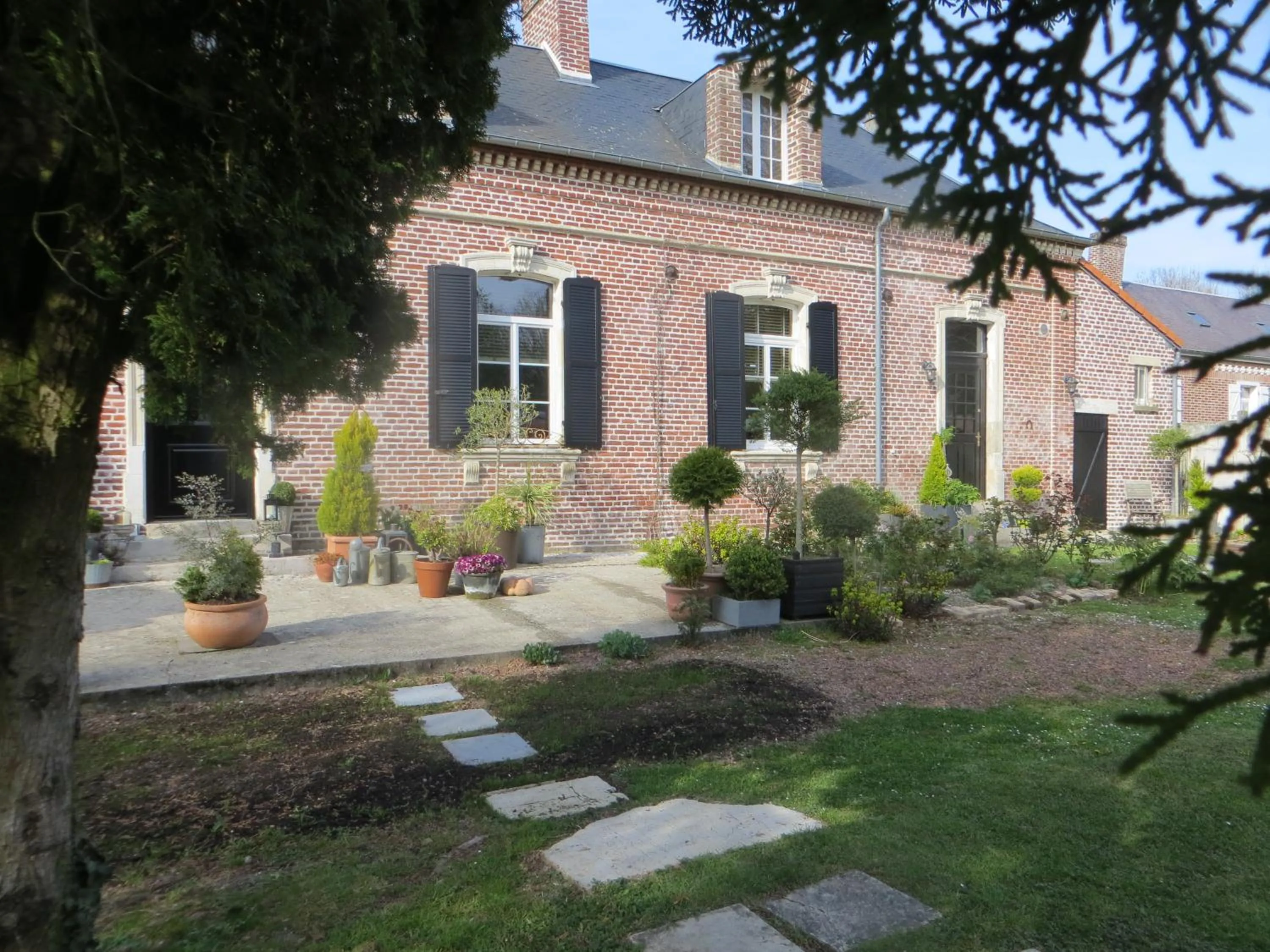 Facade/entrance in Laclos des champs