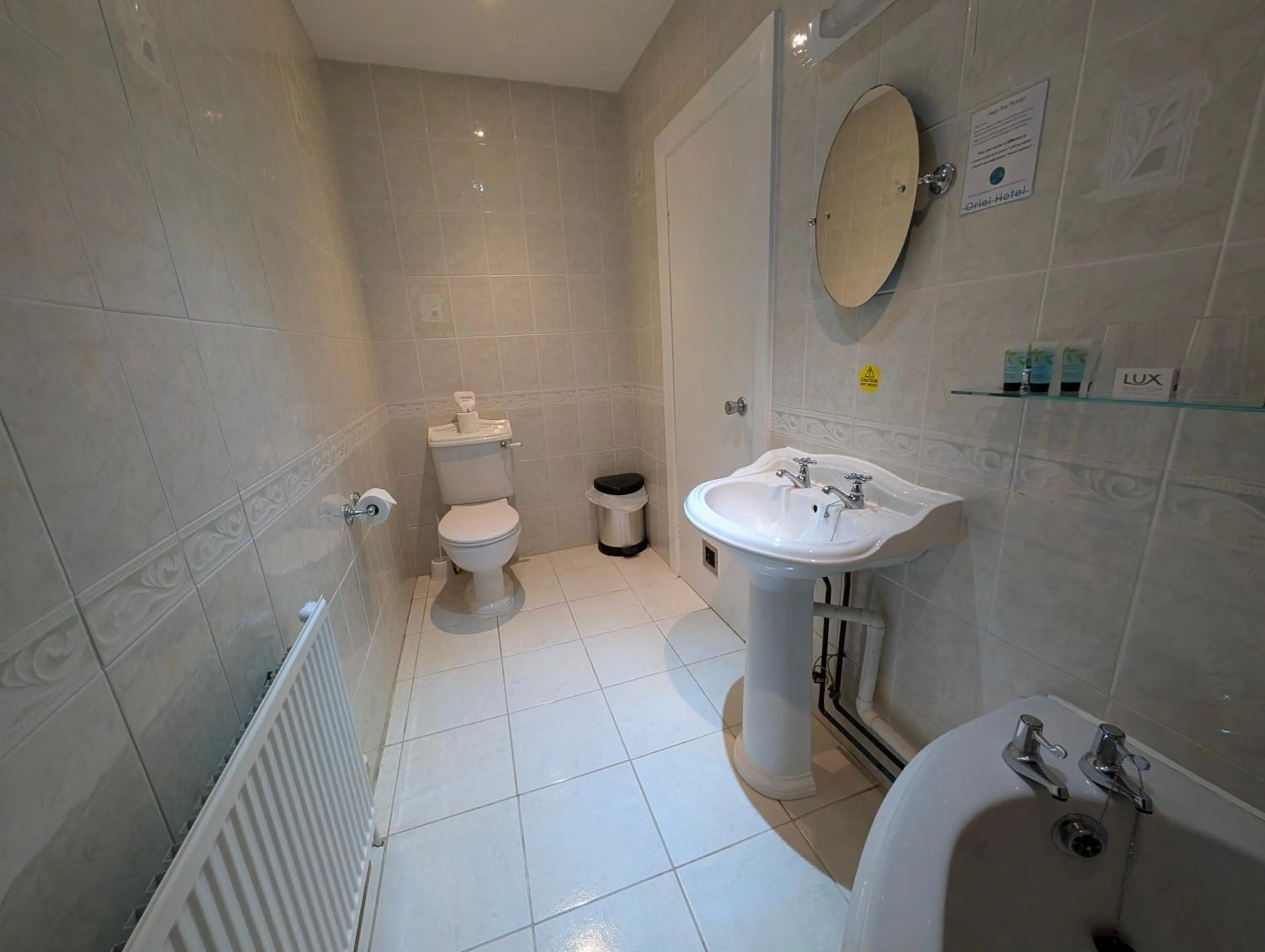 Toilet in Oriel Hotel