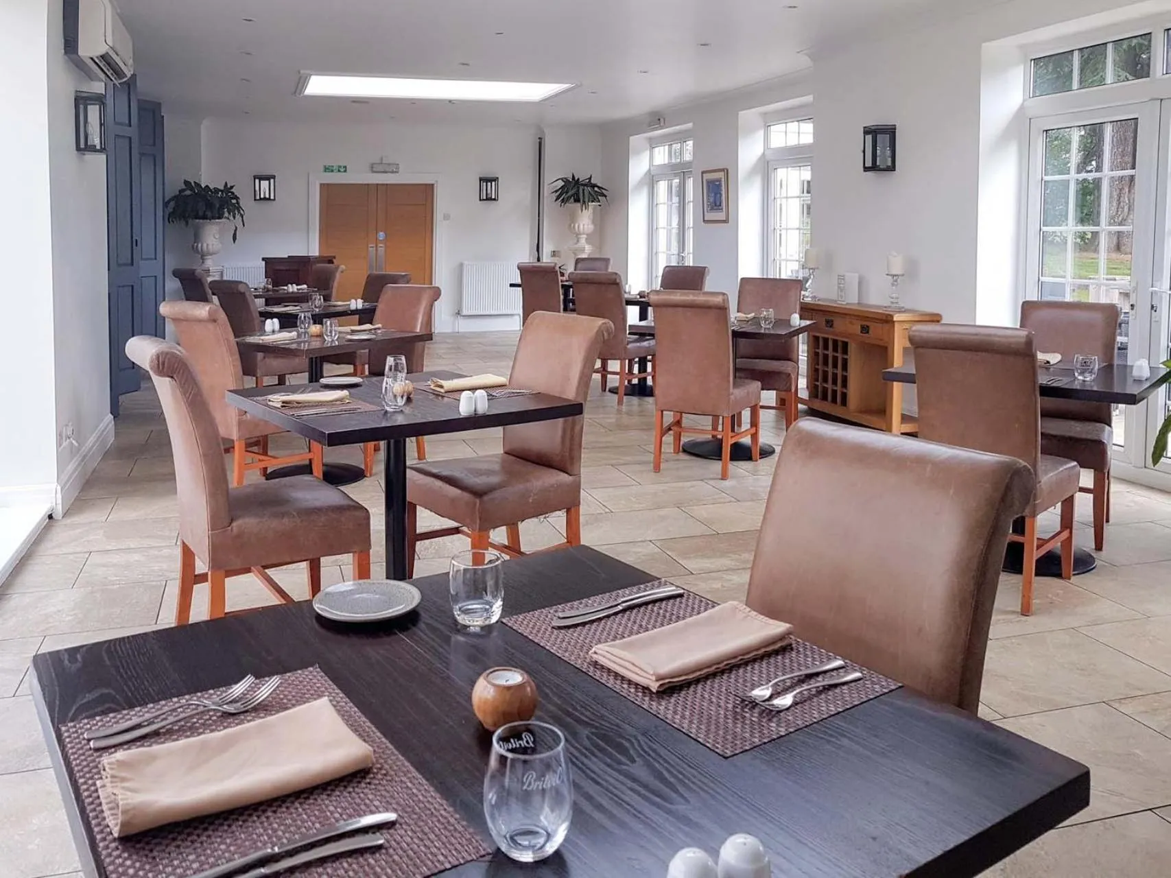 Restaurant/places to eat in Oriel Hotel