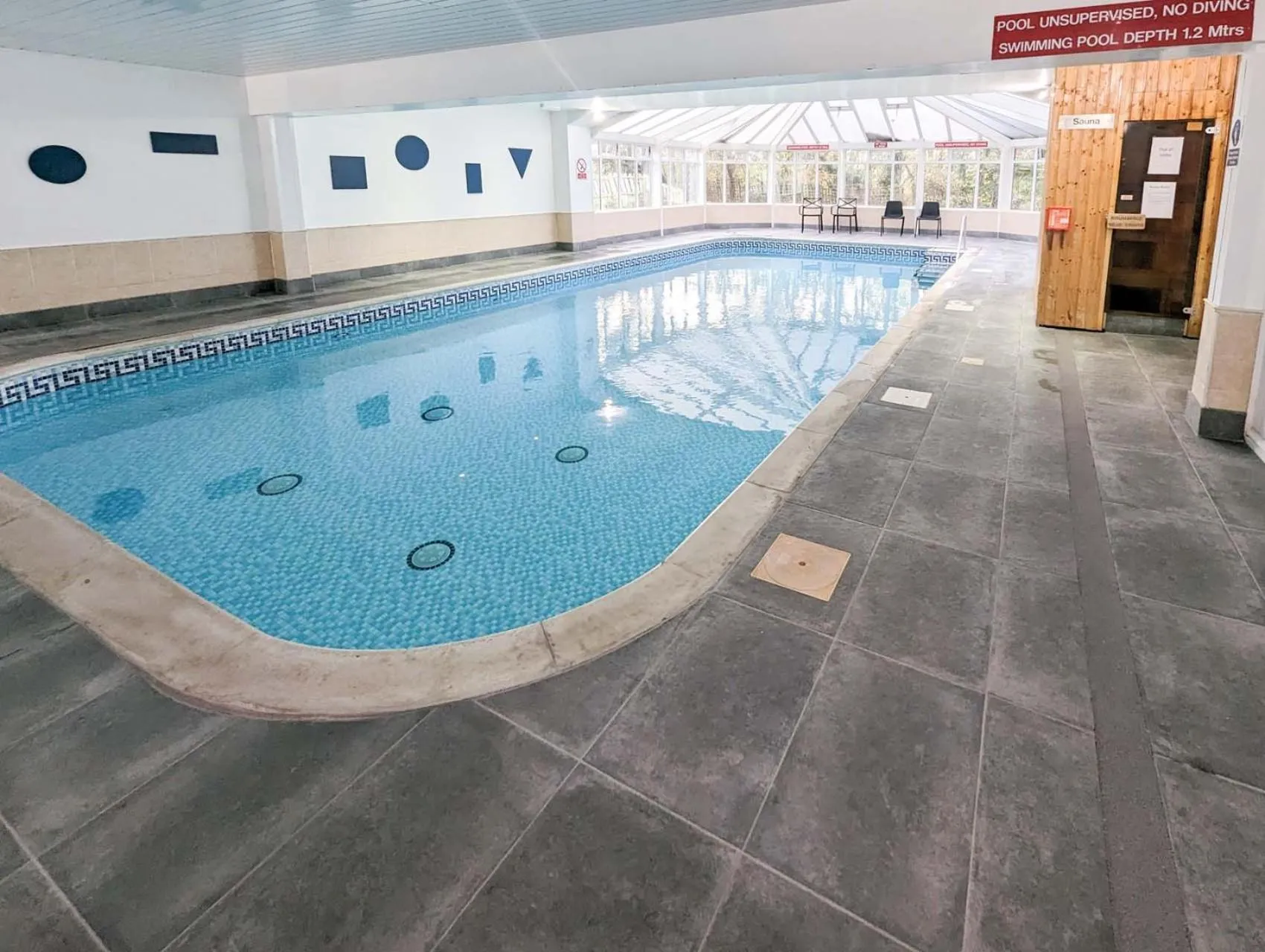 Swimming pool in Oriel Hotel