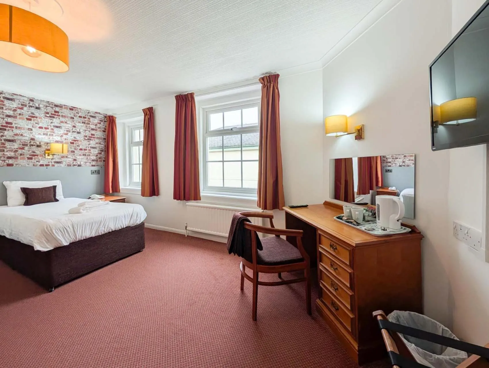 TV and multimedia in Oriel Hotel