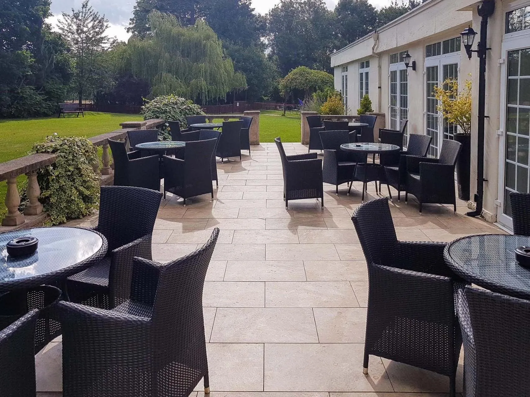 Patio in Oriel Hotel