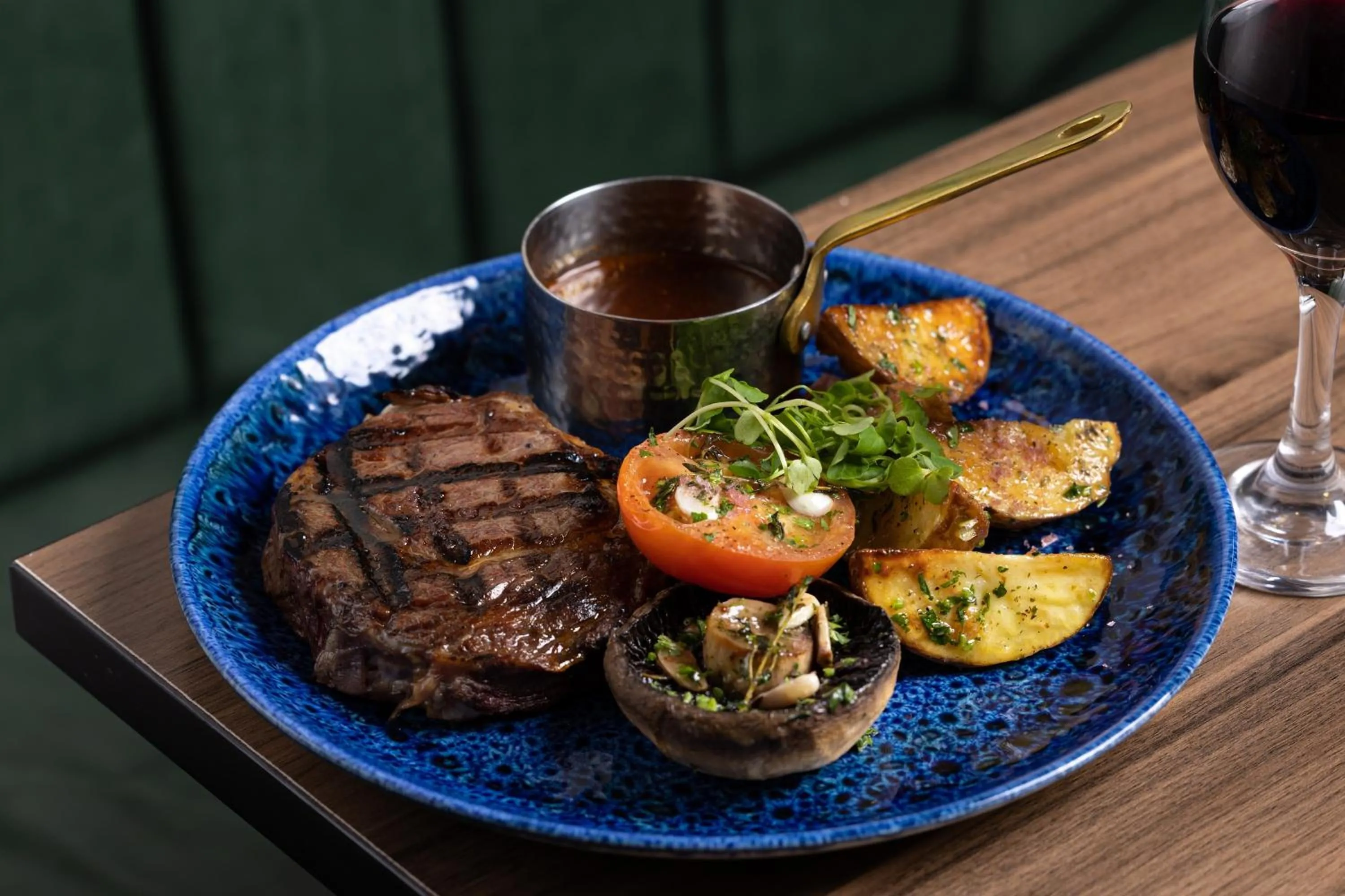 Food and drinks in Holiday Inn London Gatwick - Worth by IHG