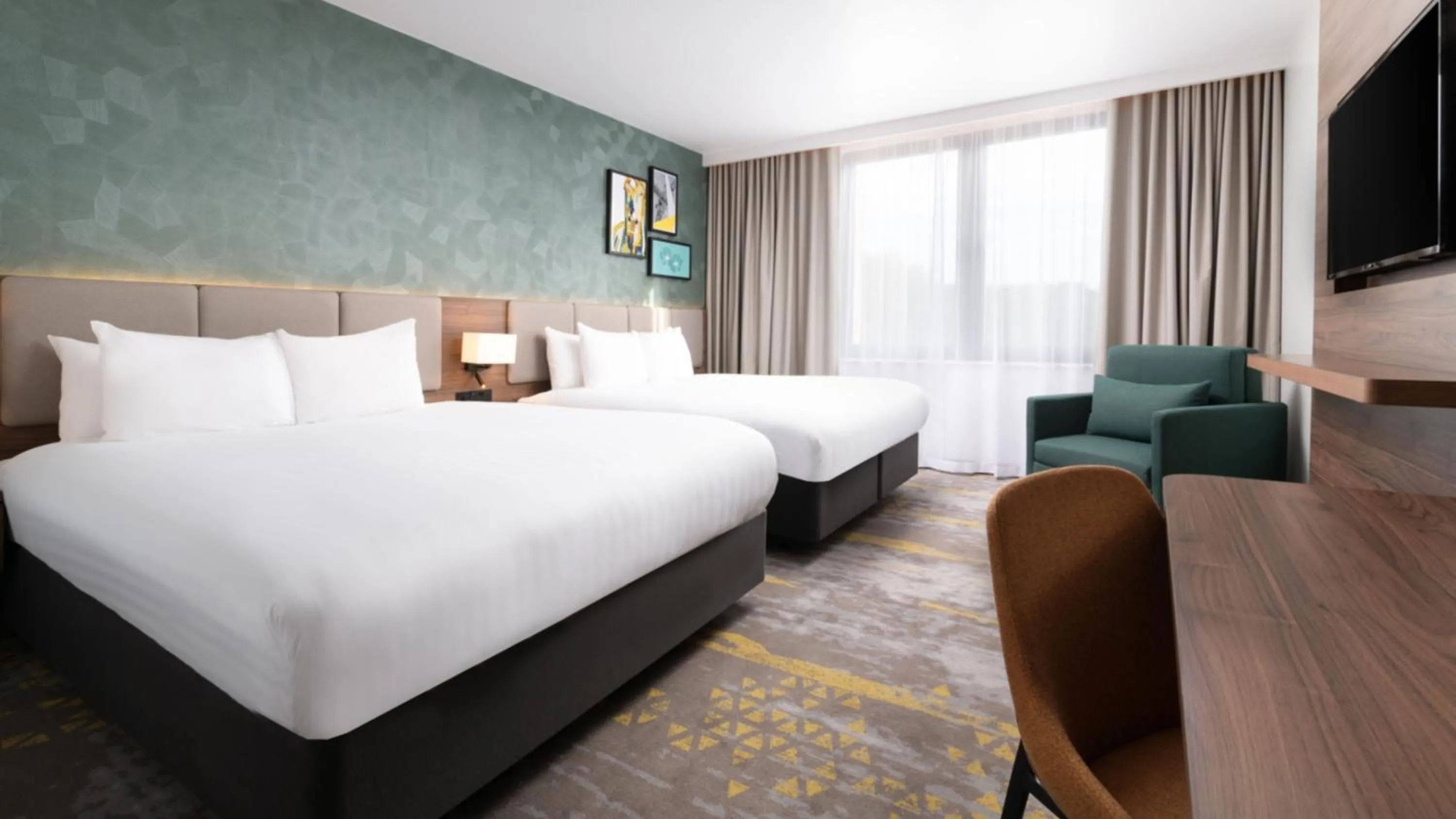 Photo of the whole room, Bed in Holiday Inn London Gatwick - Worth by IHG