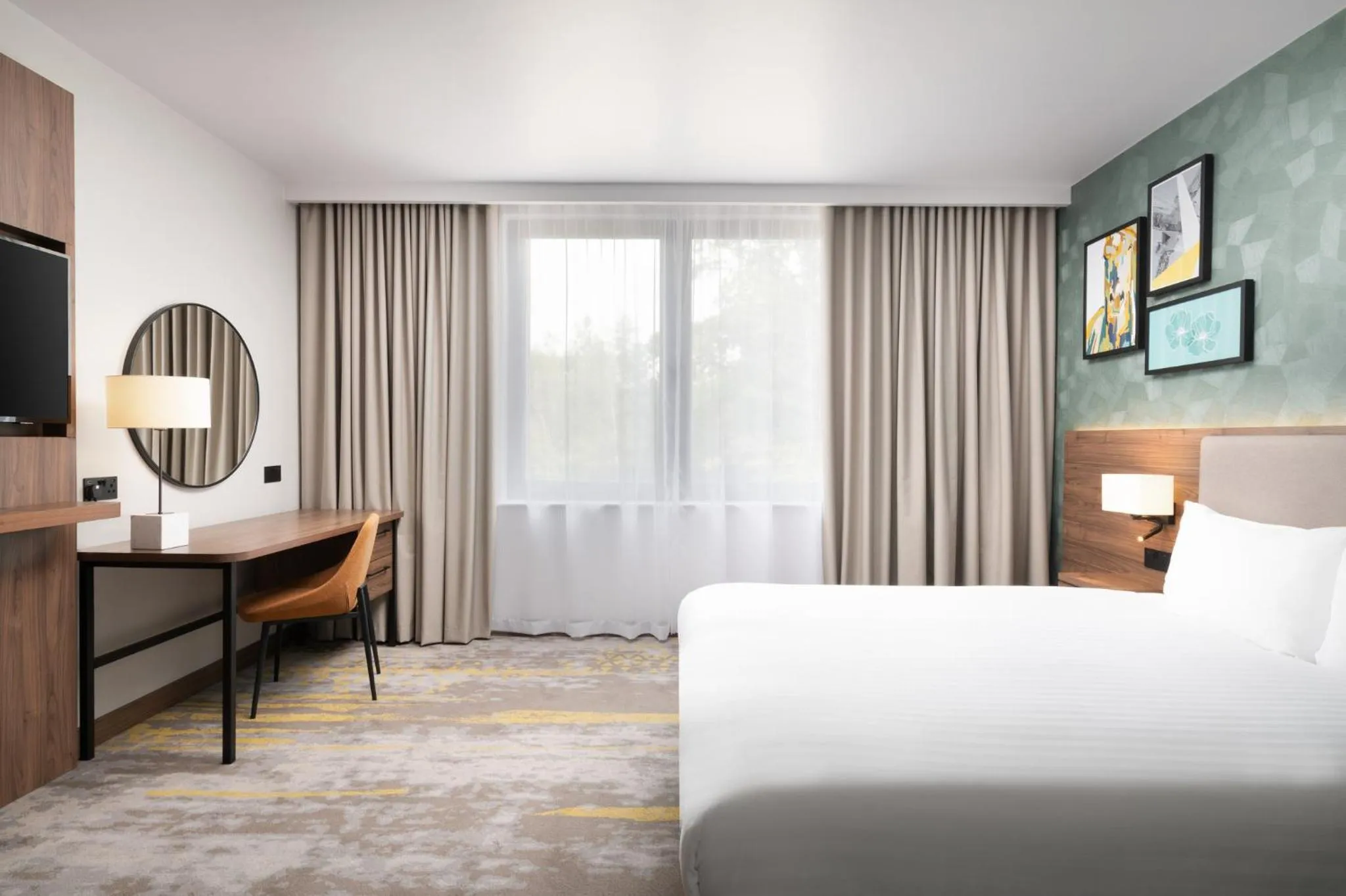 Photo of the whole room, Bed in Holiday Inn London Gatwick - Worth by IHG