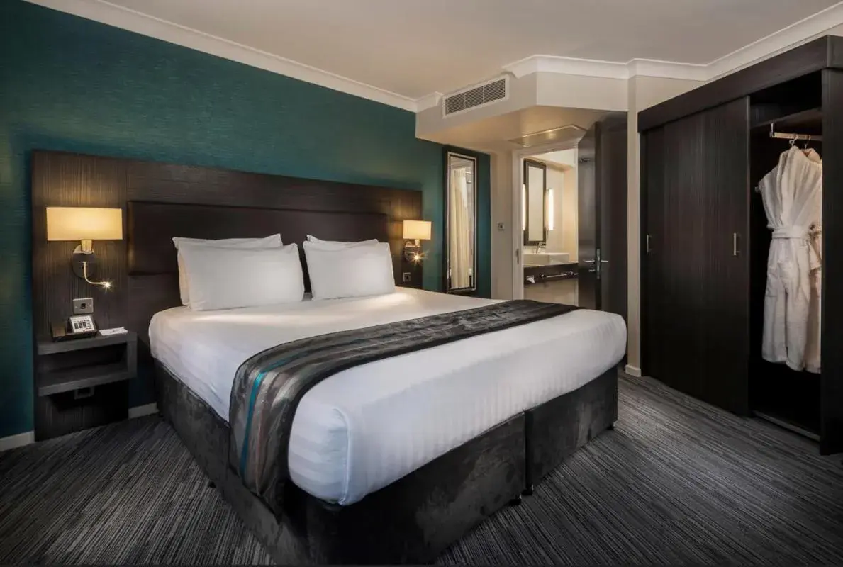 Bedroom, Bed in Holiday Inn London Gatwick - Worth by IHG Bedroom, Bed in Holiday Inn London Gatwick - Worth by IHG